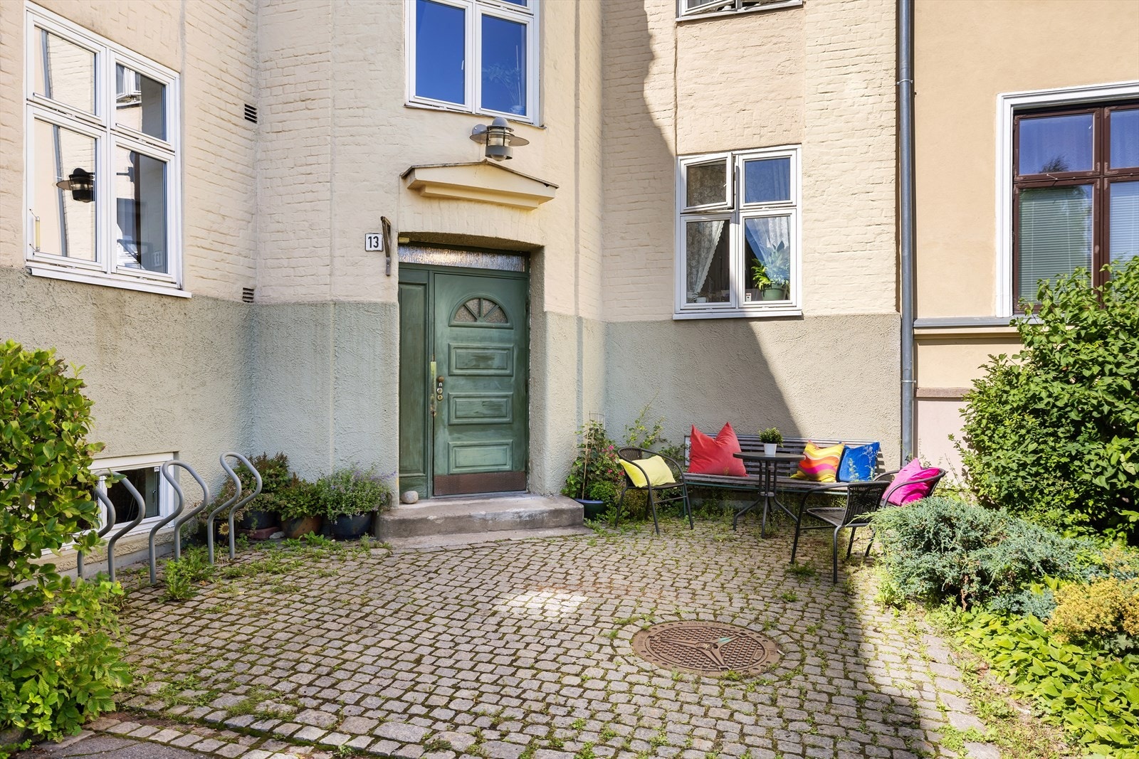 Vinduene du nå ser til venstre på bildet tilhører denne leiligheten. Galleribilde