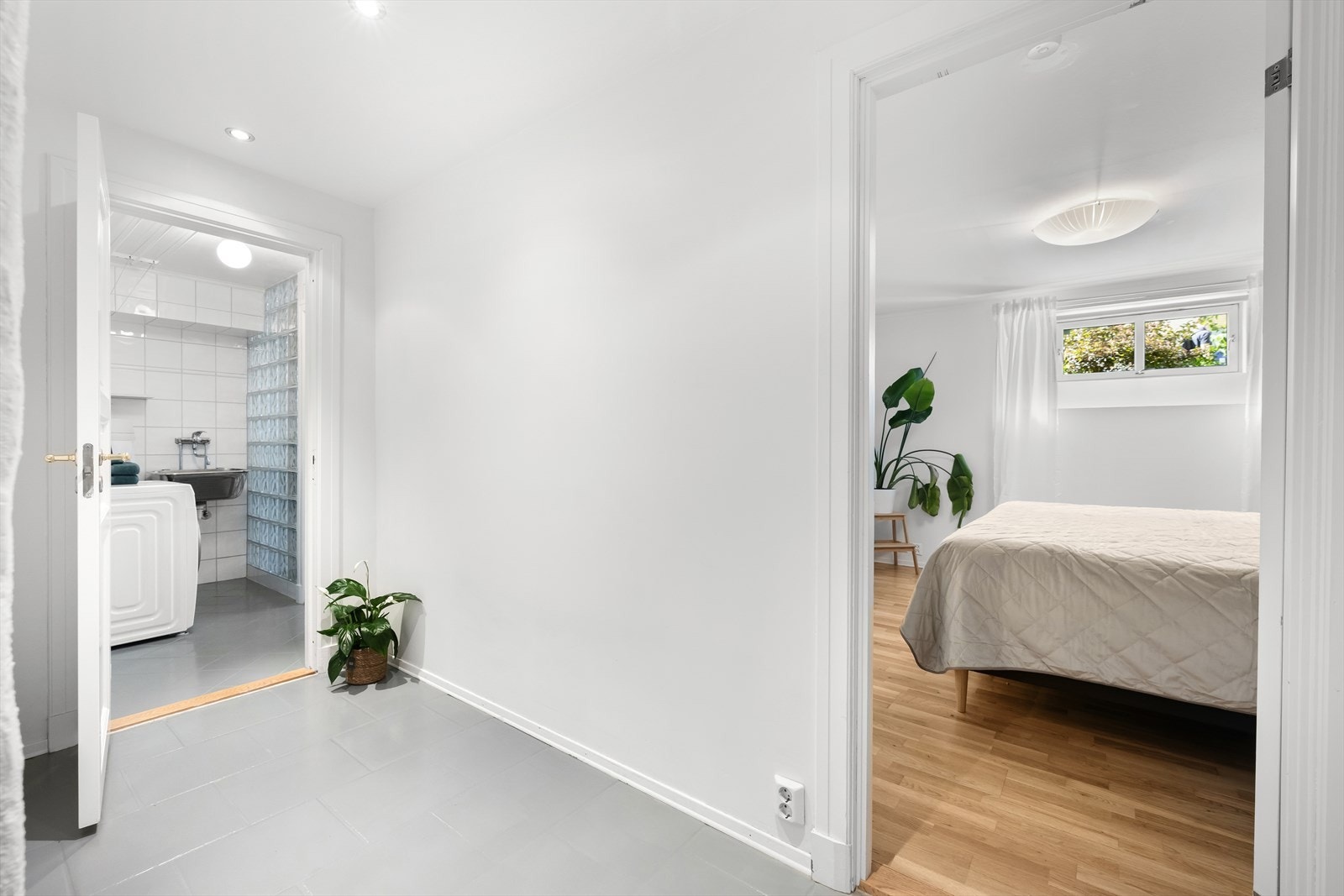 Det er en liten mellomgang mellom vaskerom/baderom og soverom 2. Galleribilde