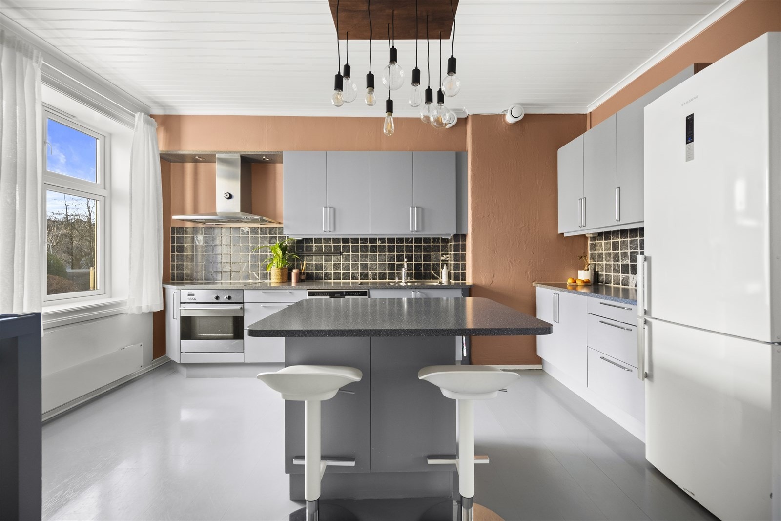 Kjøkkenet er romslig med god skap- og benkeplass, samt en praktisk kjøkkenøy som gjør det enkelt å være sosial med gjestene mens du lager mat. Galleribilde