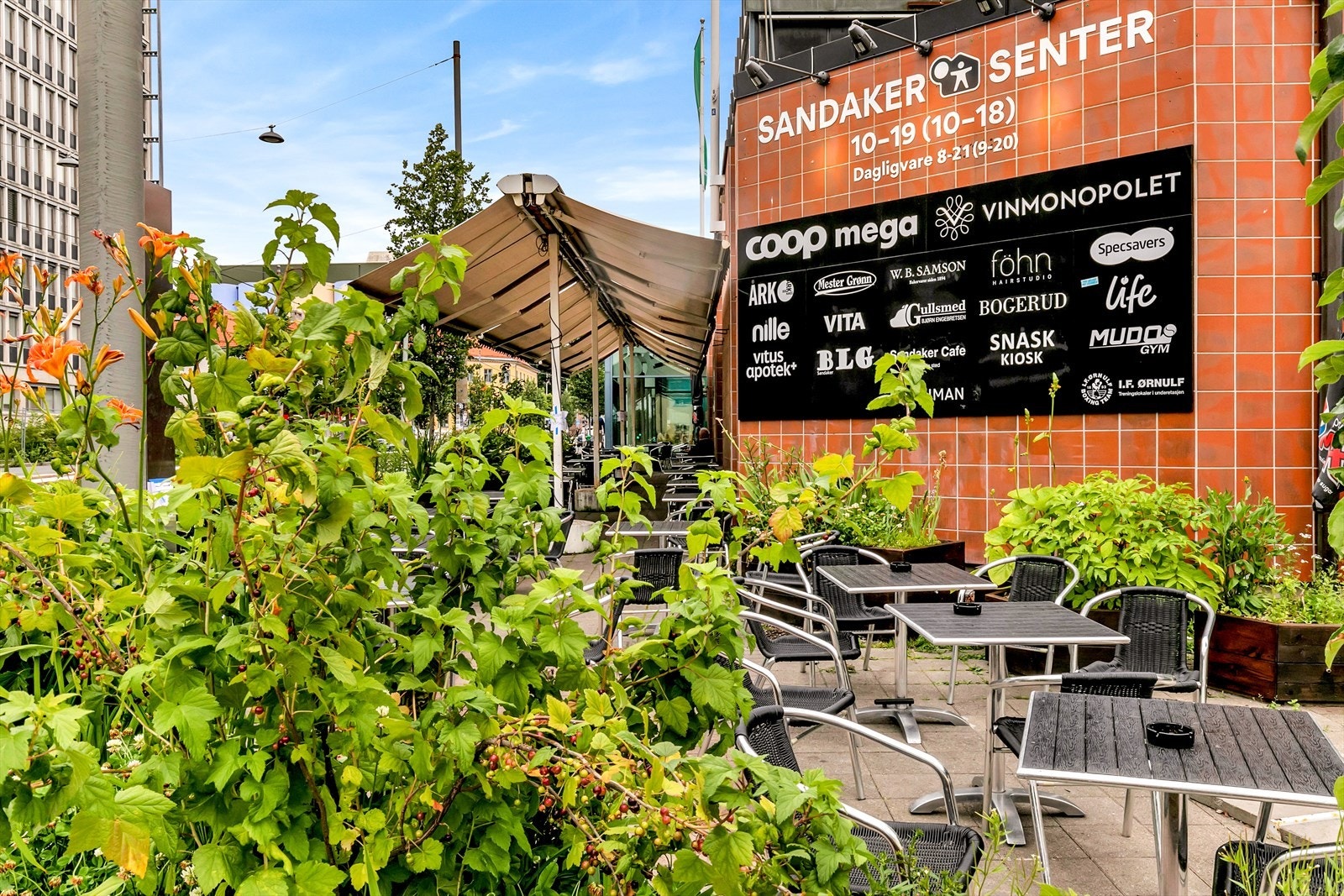 Sandaker Senter er kun en liten spasertur unna og her finner du blant annet matbutikk, blomsterbutikk, kafé, vinmonopol m.m. Galleribilde