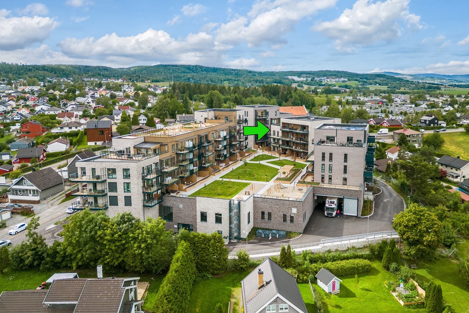 Meget sentral beliggenhet med både Strømmen og Lillestrøm i nærheten. Bussholdeplassen er like utenfor bygget. Galleribilde