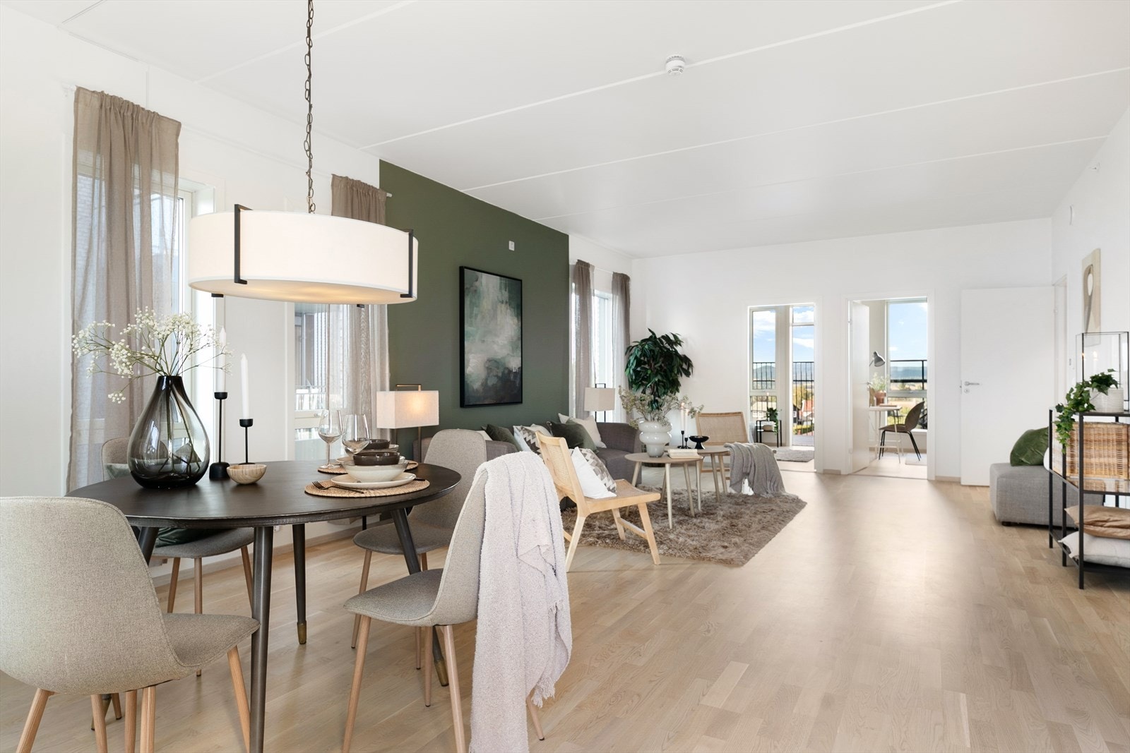 Leiligheten har en god planløsning med tilbaketrukket kjøkken, åpen løsning spisestue og stueløsning, 3 soverom, 2 bad, romslig gang og innvendig bod. Galleribilde