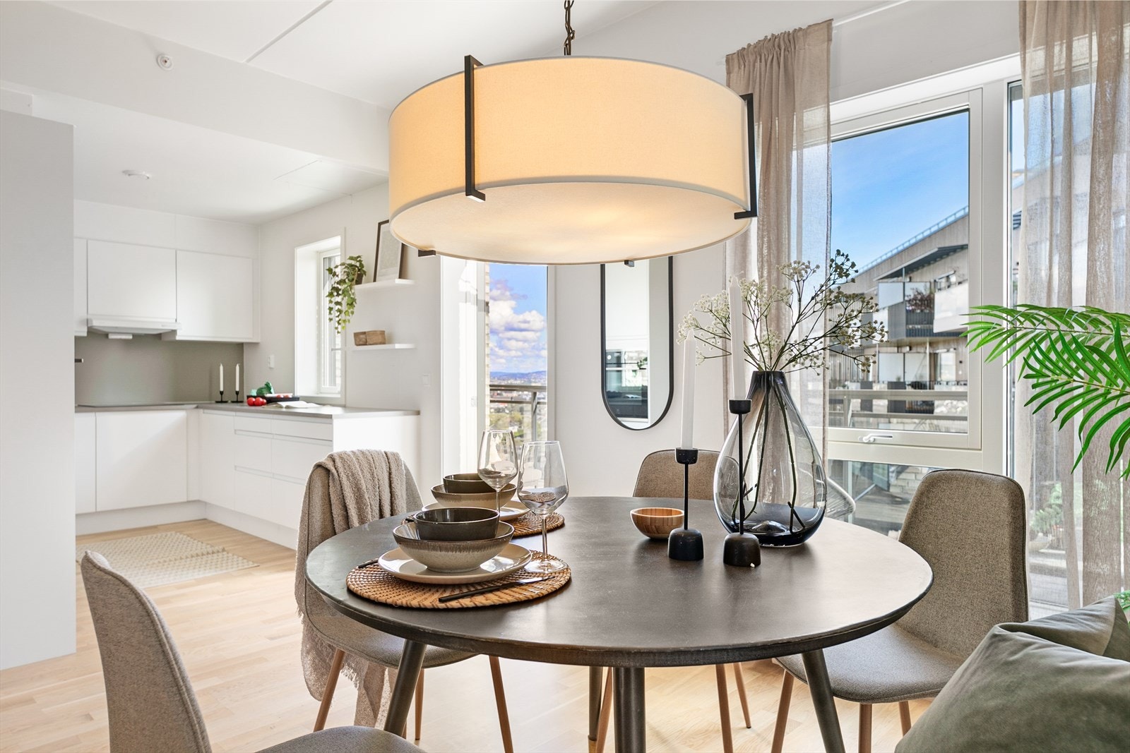 Utgangen til et hyggelig uterom på terrassen i forbindelse med kjøkkenet og spisestuen. Galleribilde