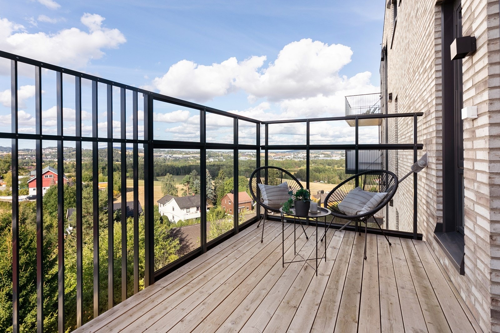 Balkongen med utgang fra soverommet har det siste av ettermiddagssolen, samt herlig utsikt utover jordene og mot Kjeller. Galleribilde