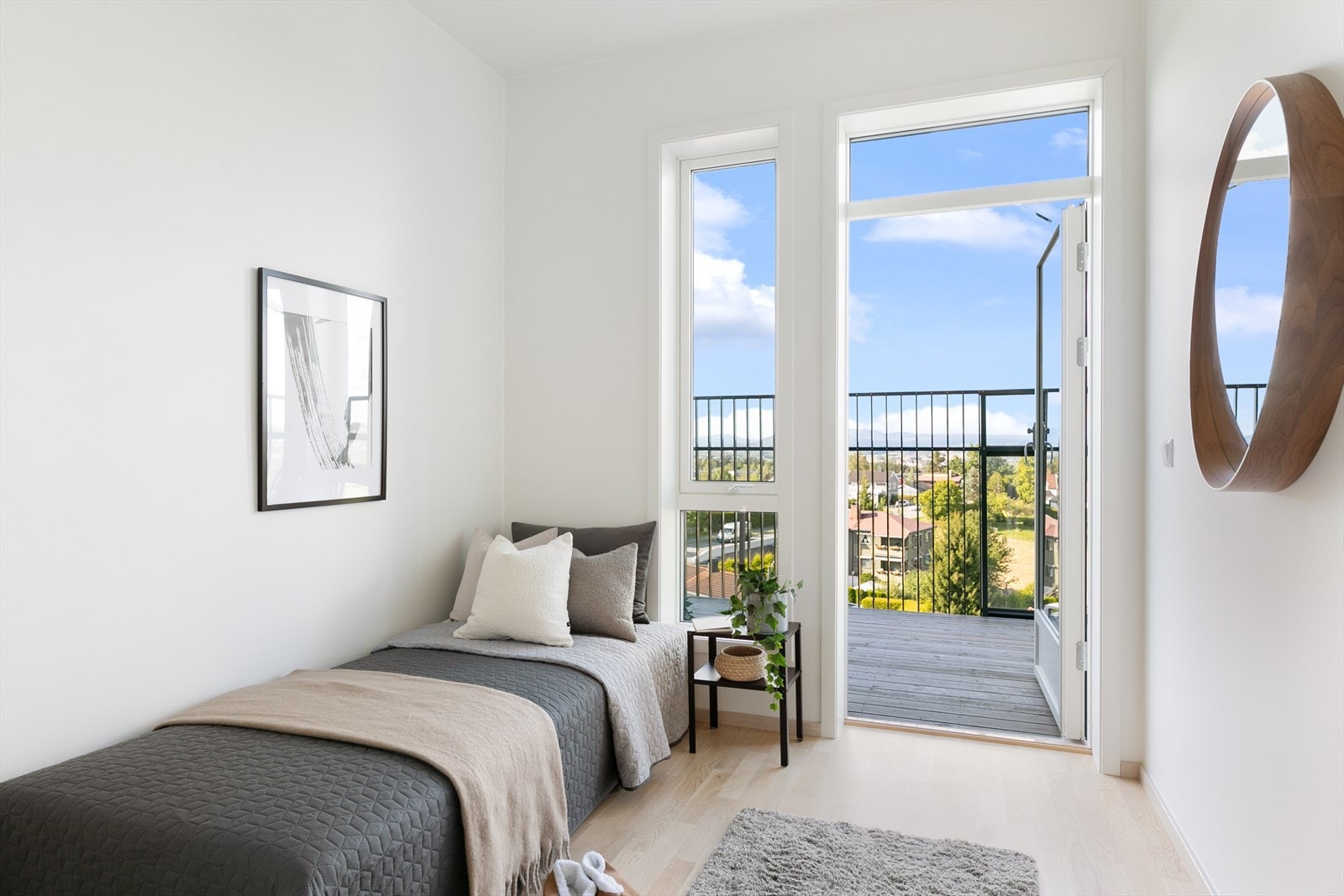 Soverom III. Utgang til balkong med utsikt, hvor det siste av kveldssolen kan nytes. Galleribilde