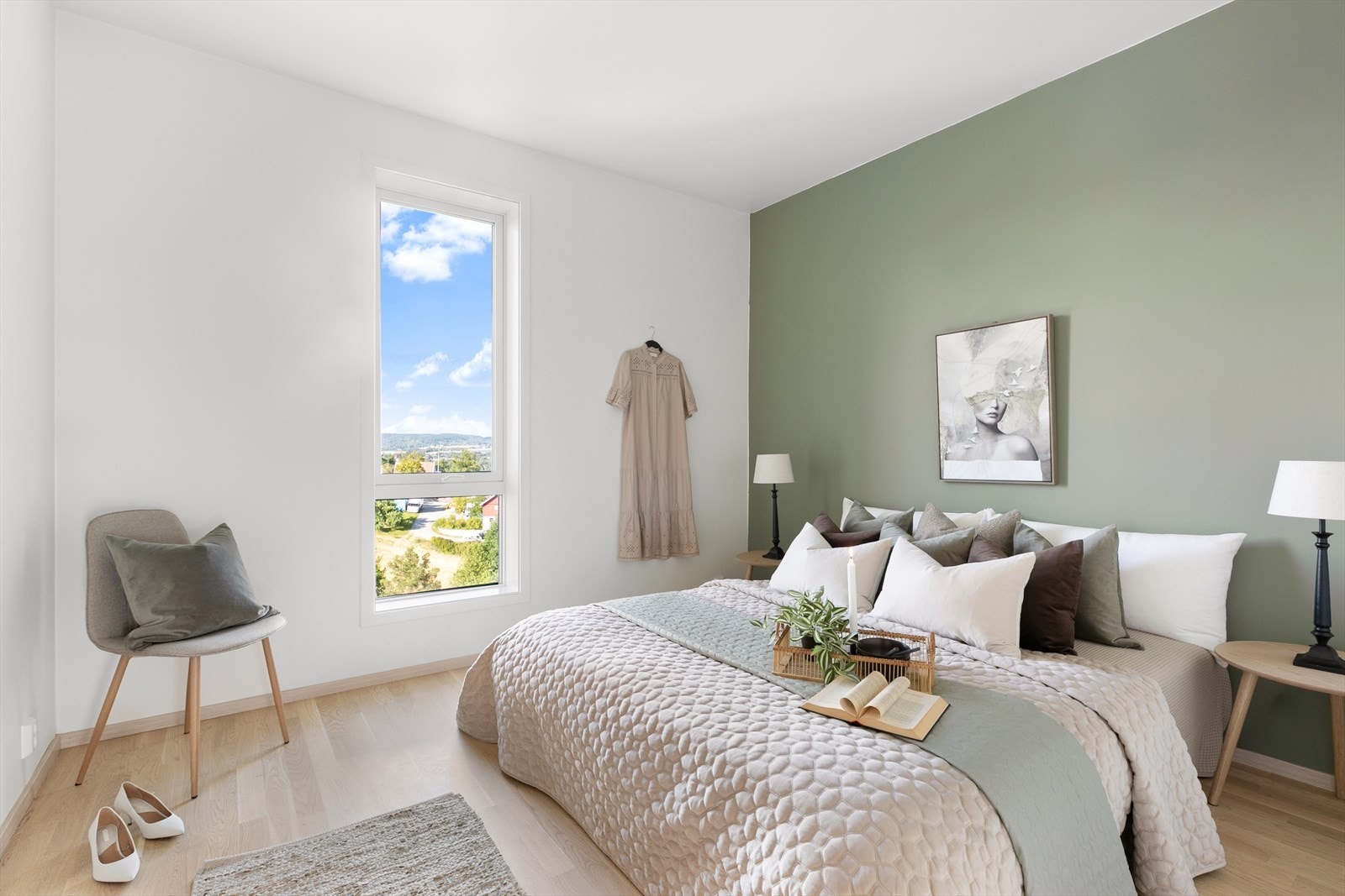 Leiligheten har 3 fine soverom. Her er hovedsoverommet som har vindu ut nord. Galleribilde