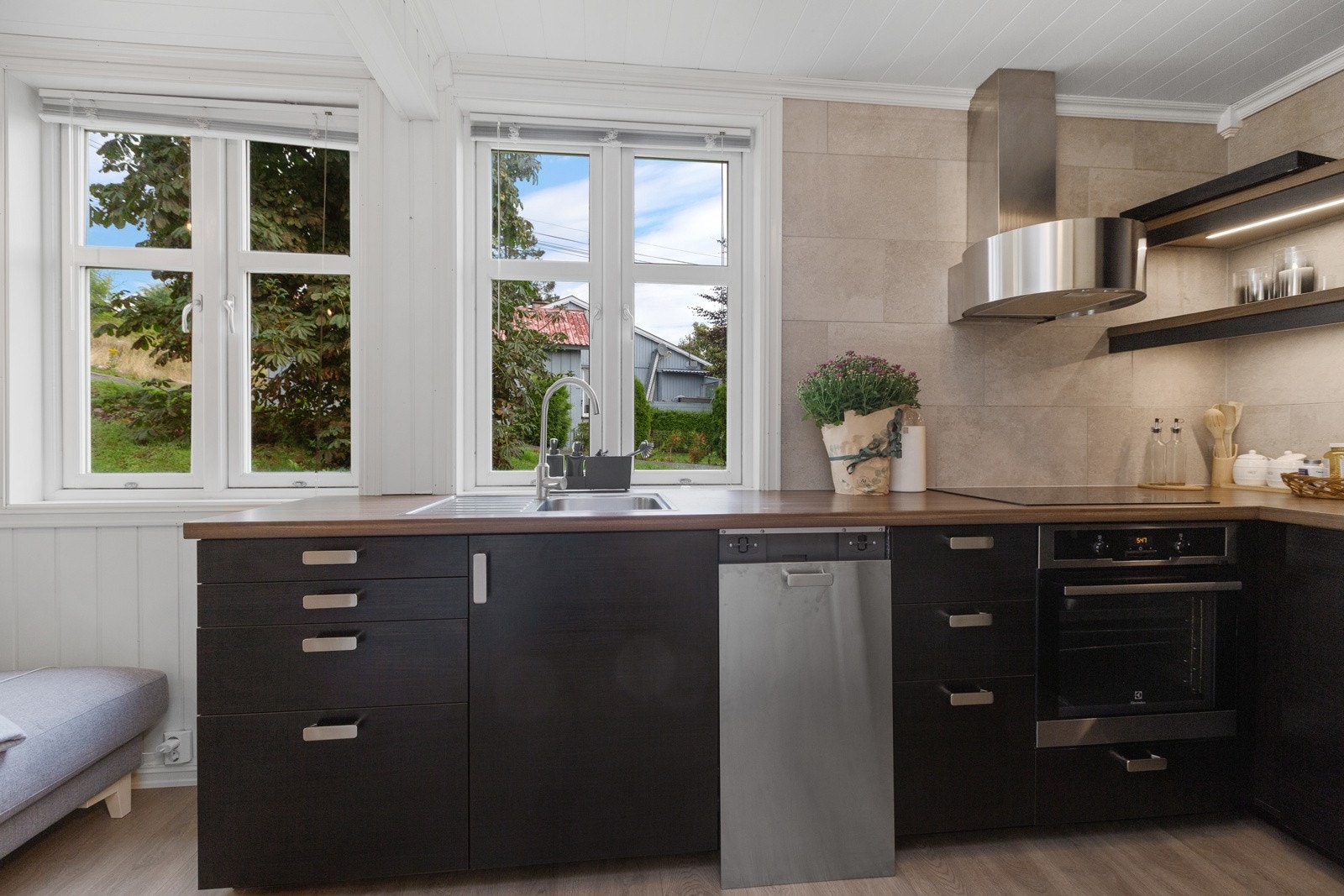 Et vindu over benken sørger for rikelig med naturlig dagslys Galleribilde