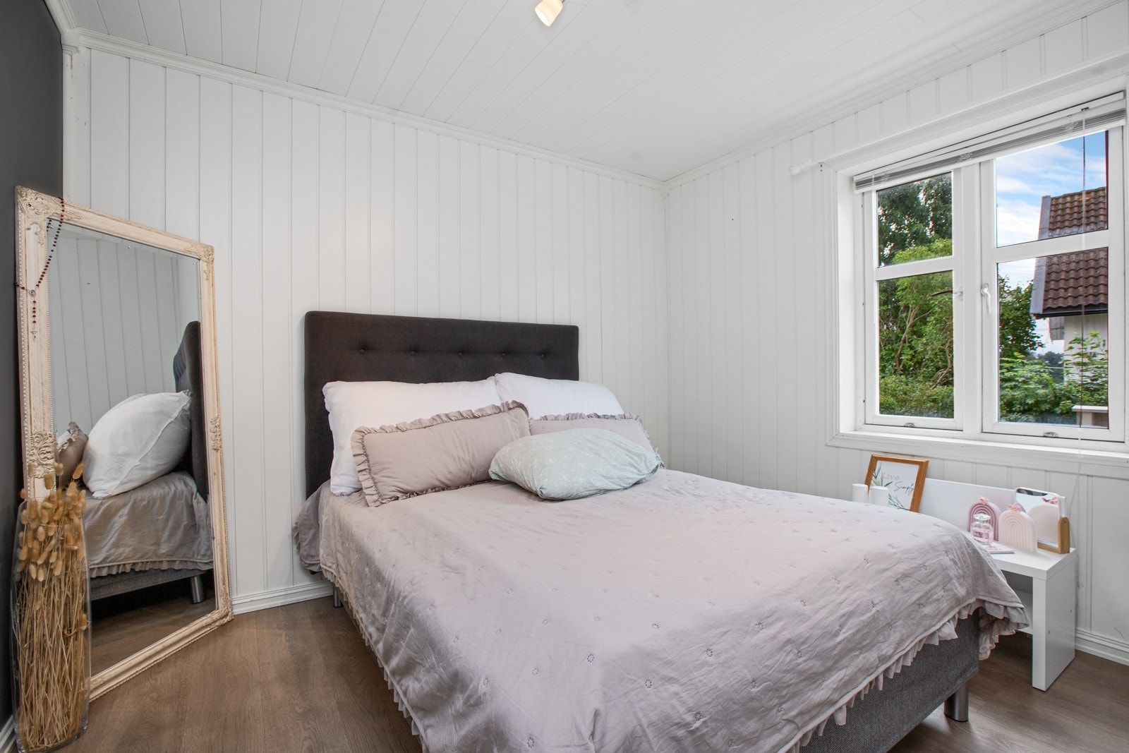 Soverom er lyst og rolig plassert Galleribilde