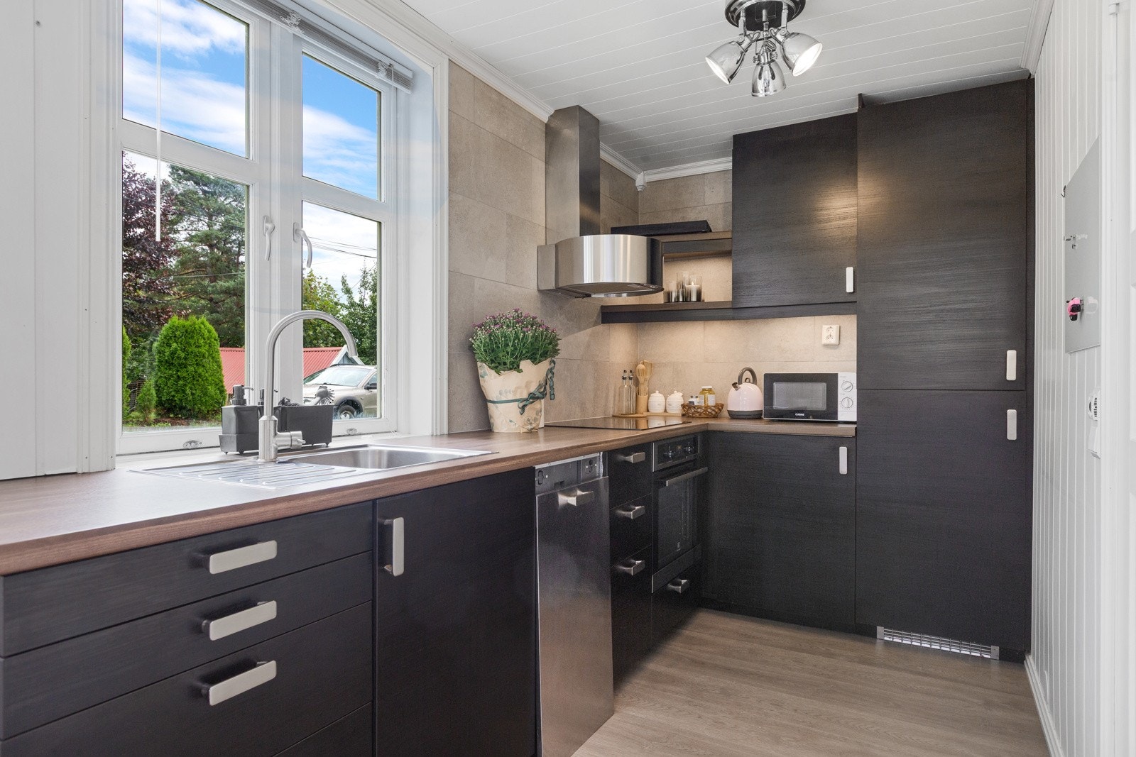 Kjøkkenet har en pen innredning med profilerte fronter Galleribilde