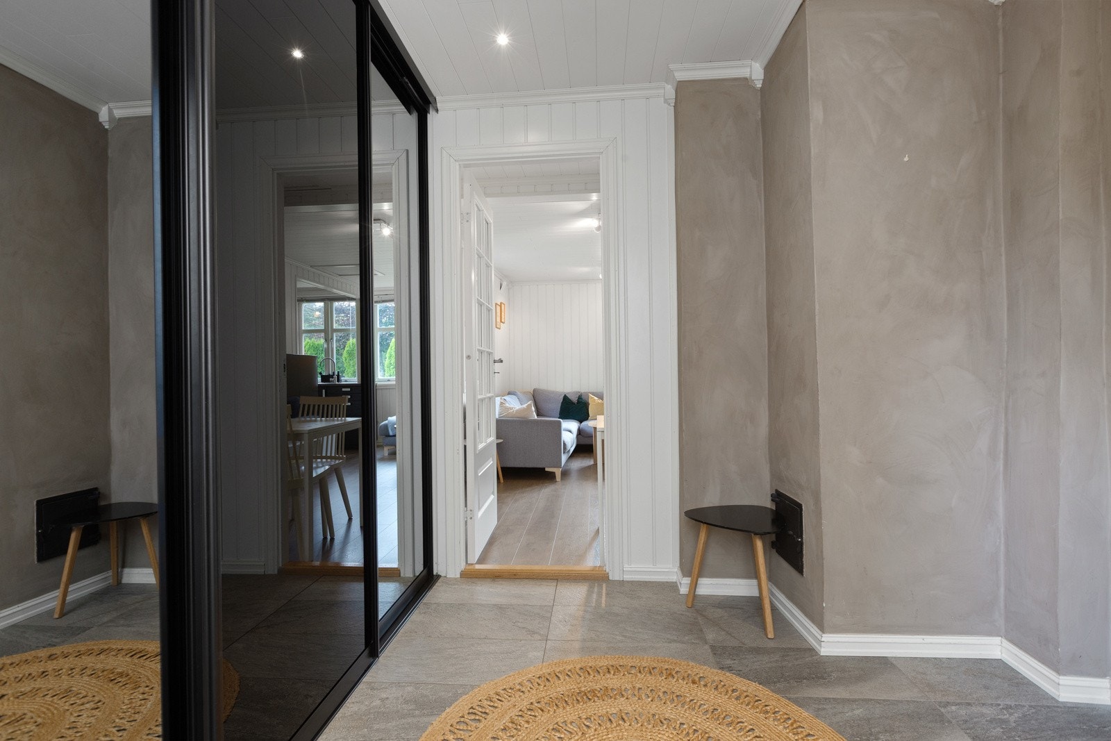 Entre med stor skyvedørsgarderobe Galleribilde