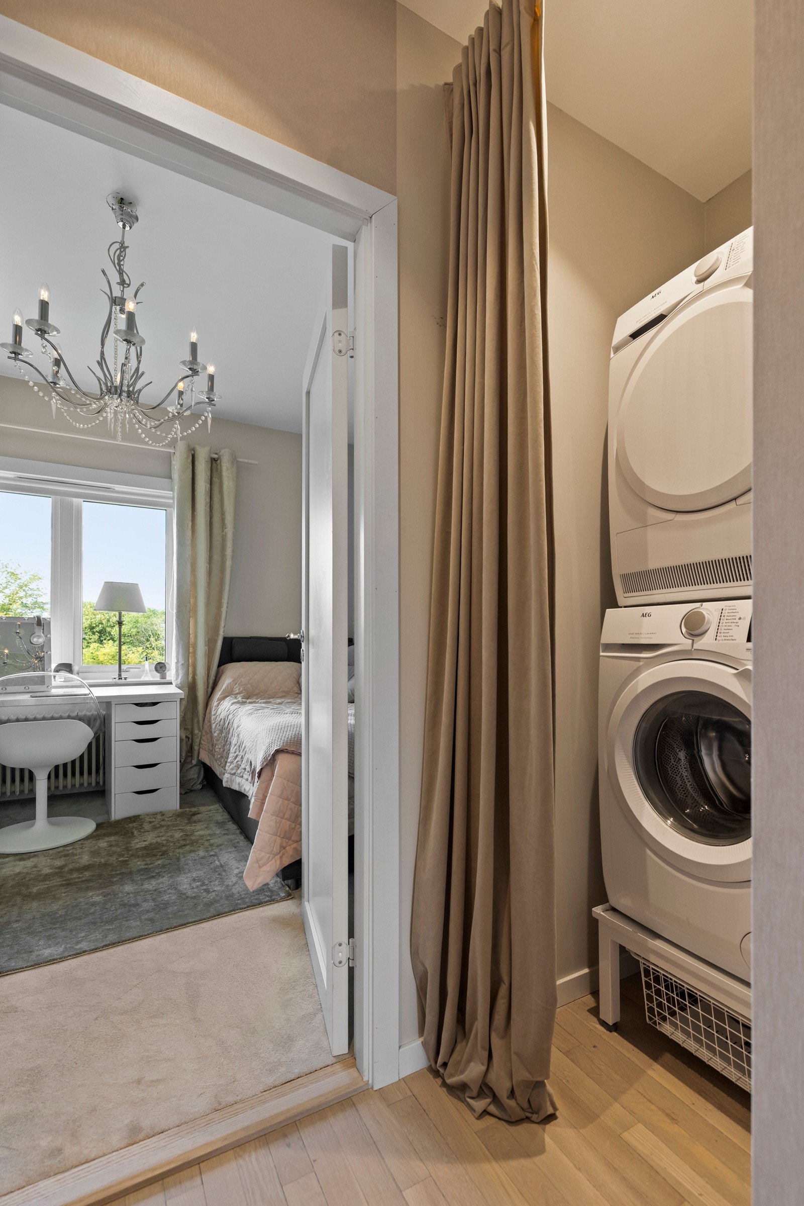 Det finnes det opplegg for både vaskemaskin og tørketrommel i en egen nisje - en svært praktisk løsning i hverdagen. Galleribilde