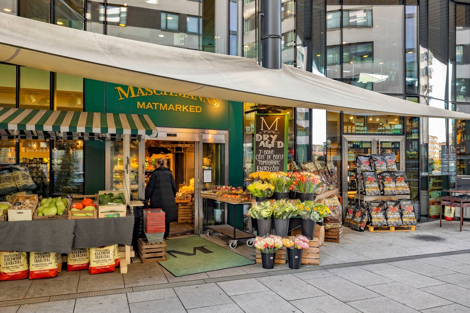 Den velkjente delikatesseforretningen Maschmanns holder også til her, med egne avdelinger for kjøtt, fisk, ost og ferskvarer, i tillegg til brasserie, bakeri, pizzeria og grill. Galleribilde