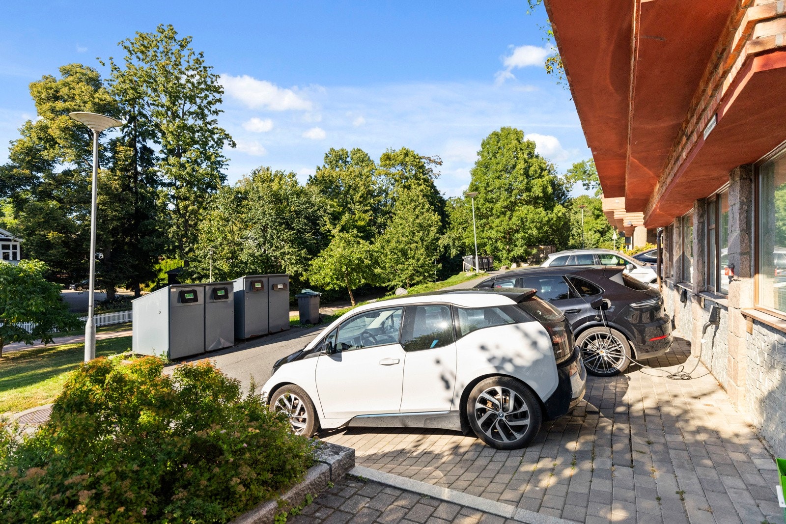 Det medfølger egen parkeringsplass med el-bil lader. Galleribilde