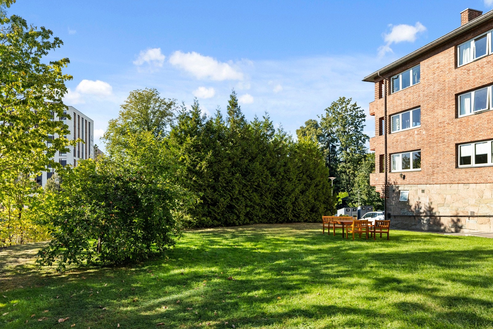 Den perfekte lokasjonen på Frogner/Skøyen med umiddelbar nærhet til restauranter, vinbarer og kaféer. I tillegg ligger Bygdøy med populære badeplasser kun noen minutter unna med buss eller sykkel. Her bor du med gåavstand til alt du trenger i hverdagen. Galleribilde