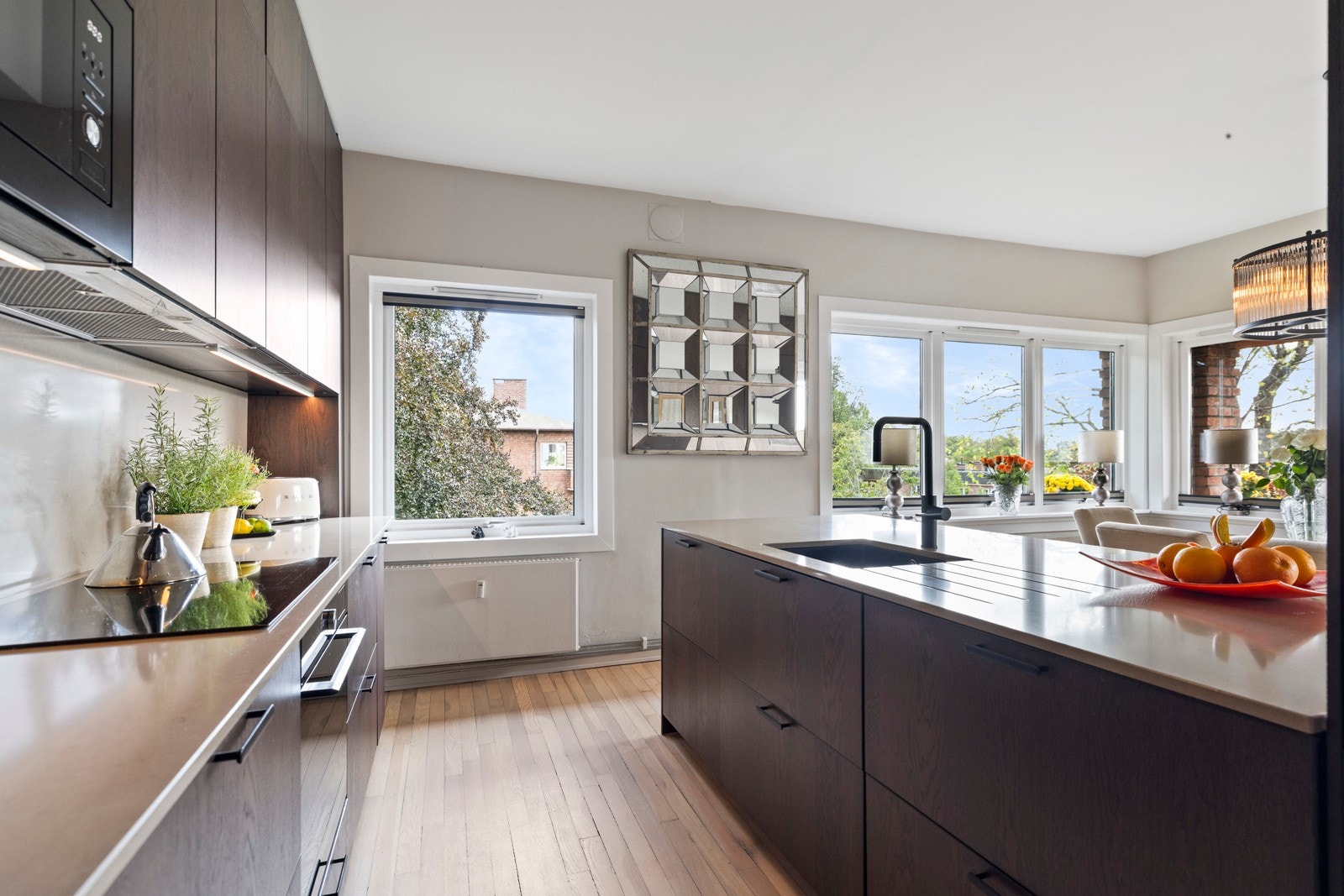 Kjøkkenet er videre utstyrt med kullfilterventilator, komfyrvakt og waterguard, som kombinerer moderne komfort og trygghet med design! Galleribilde