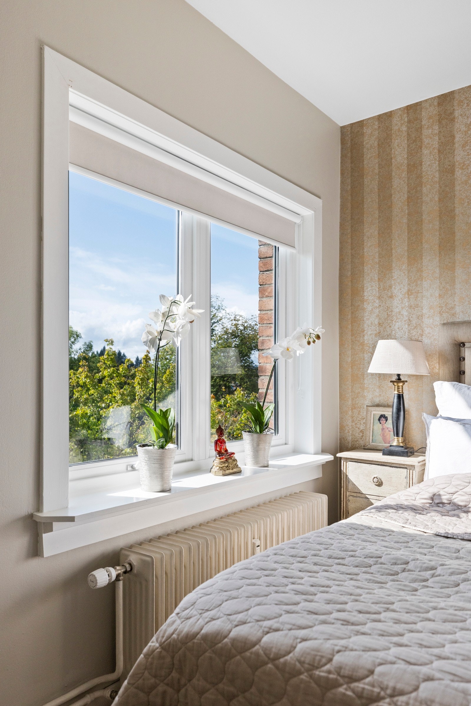 Flott lysinnslipp på hovedsoverommet. Galleribilde