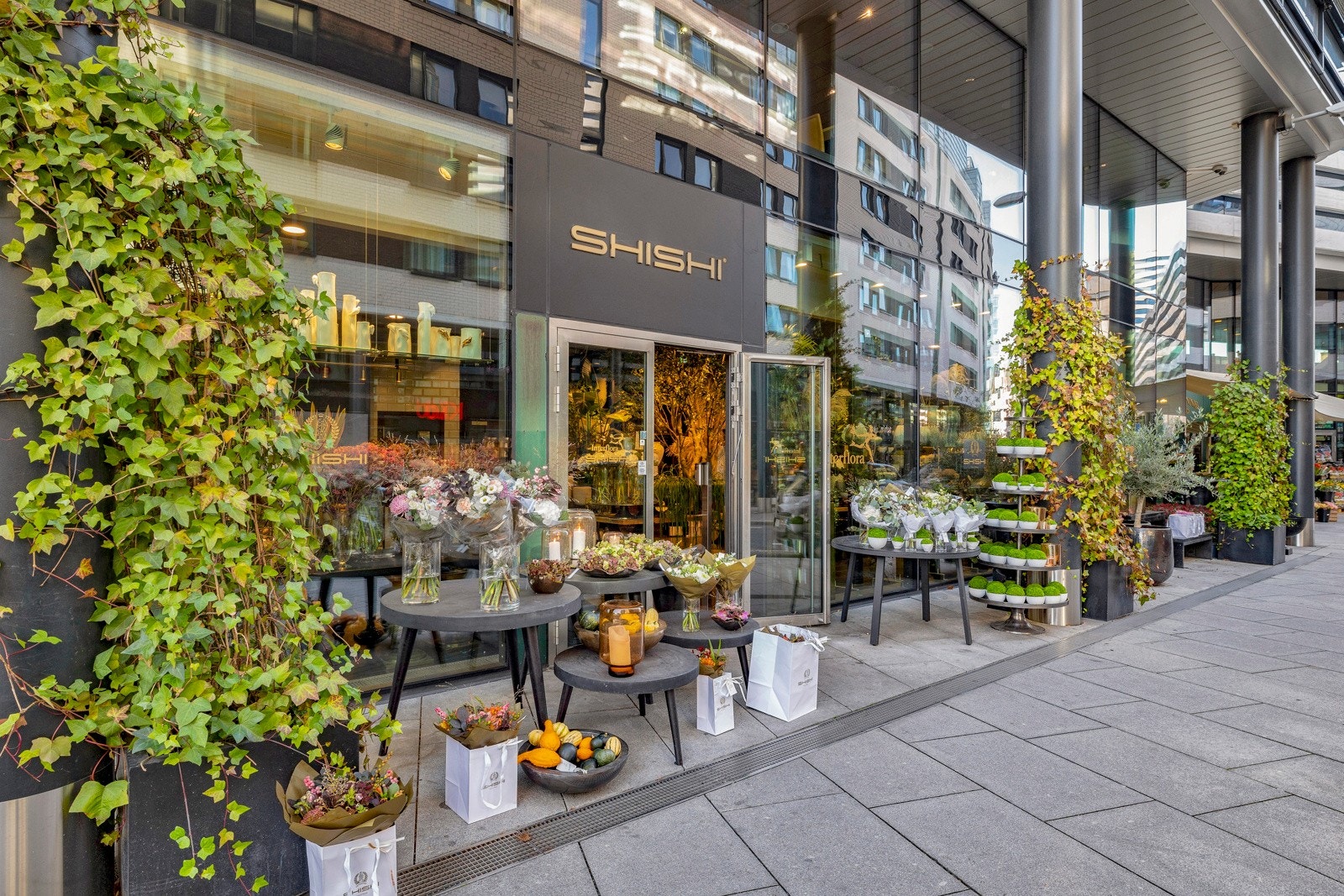 Du finner også vinmonopol, treningssentre, frisør- og velværesalonger, interiør-, kles- og sportsbutikker, samt flere hyggelige kaféer, restauranter og dagligvareforretninger. Galleribilde