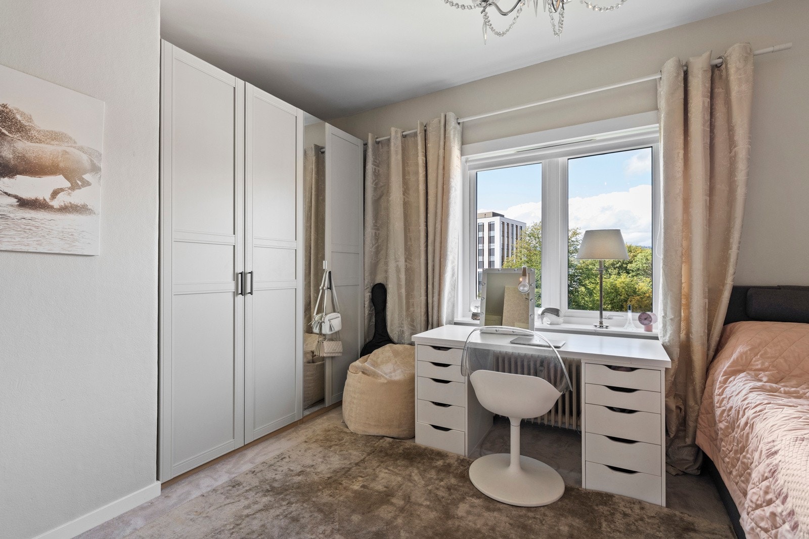 Soverom ll er i dag innredet som barnerom med seng, skrivebord og to garderobeskap. Galleribilde