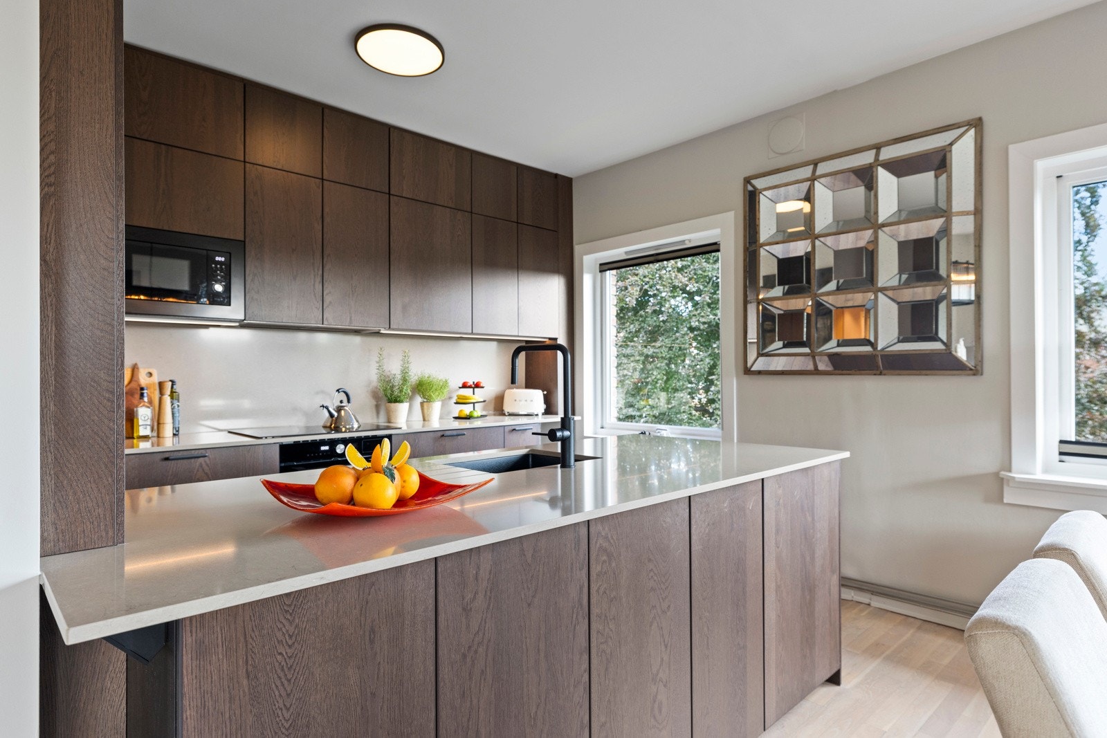 Moderne kjøkken med push og integrerte hvitevarer. Kjøkkenet har spesialtilpassete benkeplater fra Nerostein. Galleribilde