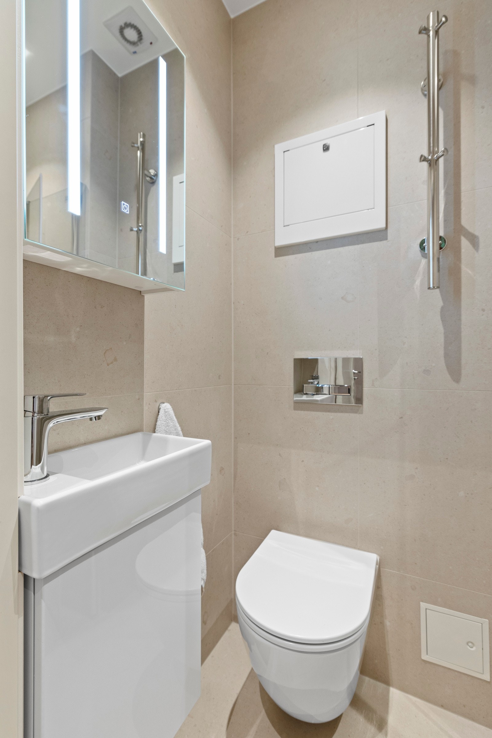 Dette badet ble etablert i 2024. Rommet har et moderne uttrykk med flislagte veggflater, flislagt gulv med elektriske varmekabler samt malt himling med stilrene downlights. Galleribilde