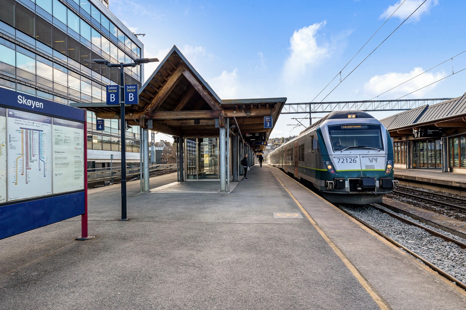 Nærområdet har god tilgang til offentlig kommunikasjon med både trikk, buss og tog. Fra leiligheten bruker man noen få minutters gangavstand til trikkestoppet Thune og Nobels gate. I tillegg har man kort vei til bussholdeplassen Olav Kyrres plass og Thune Galleribilde