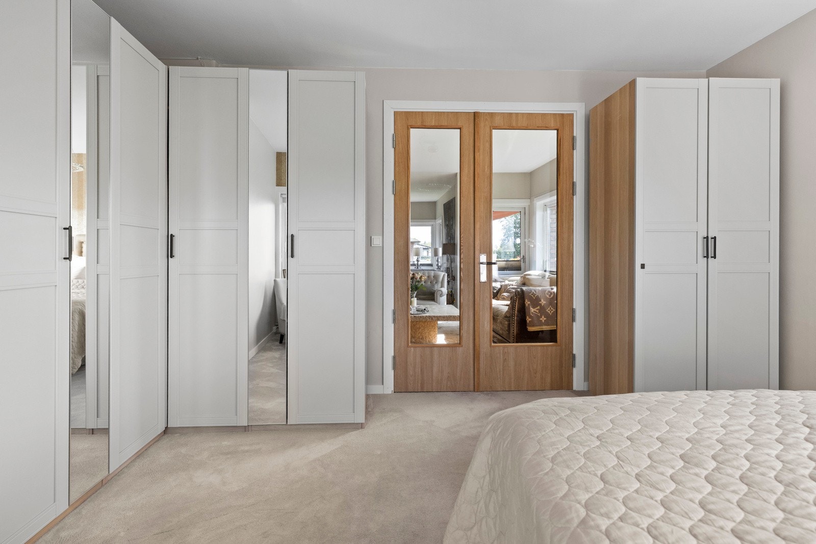 Her finner du også en romslig garderobe som gir svært gode oppbevaringsmuligheter. Galleribilde