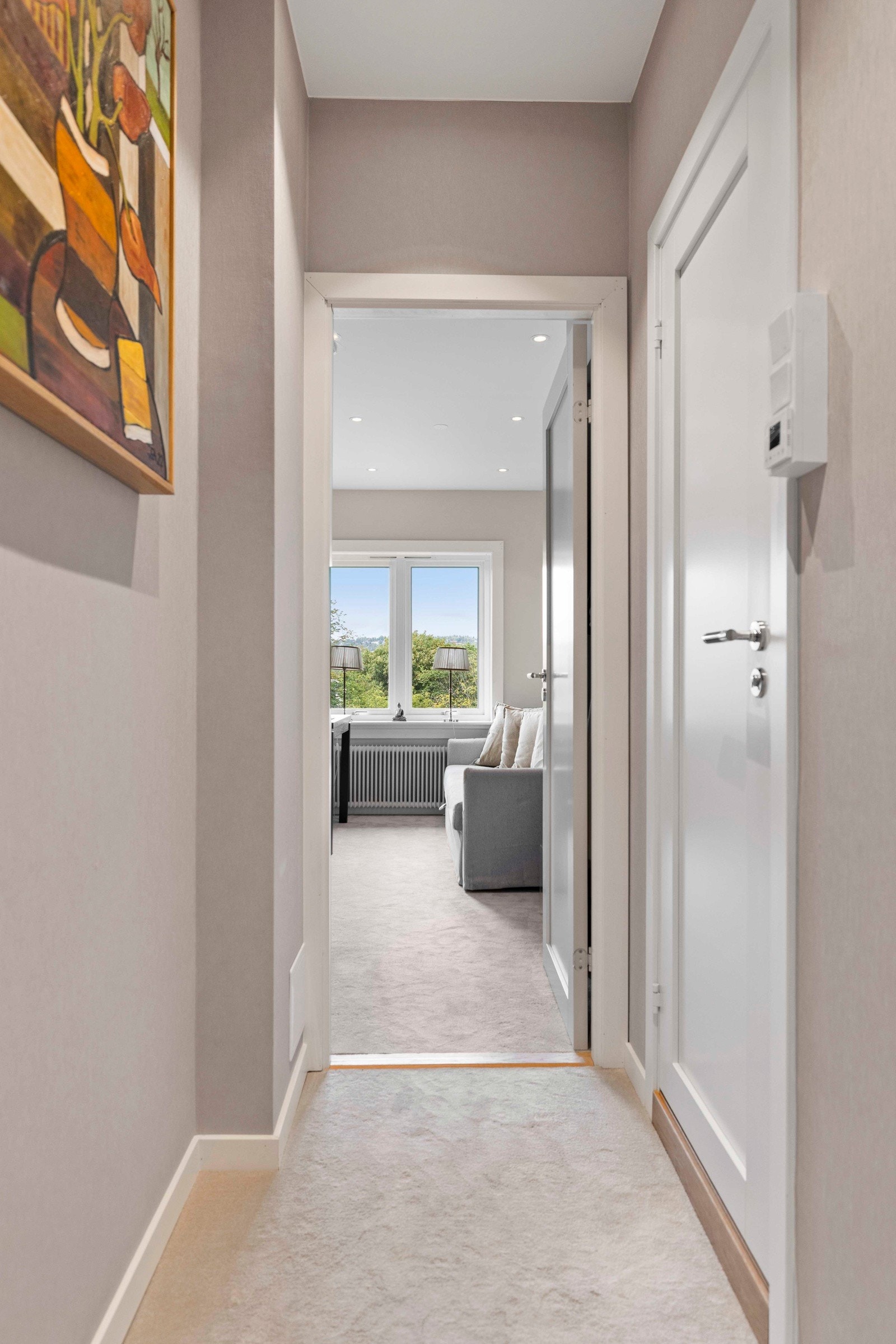 Med to baderom av nyere standard får boligen en svært funksjonell planløsning. Dette gir både fleksibilitet i en travel familiehverdag og en følelse av hverdagsluksus. Galleribilde