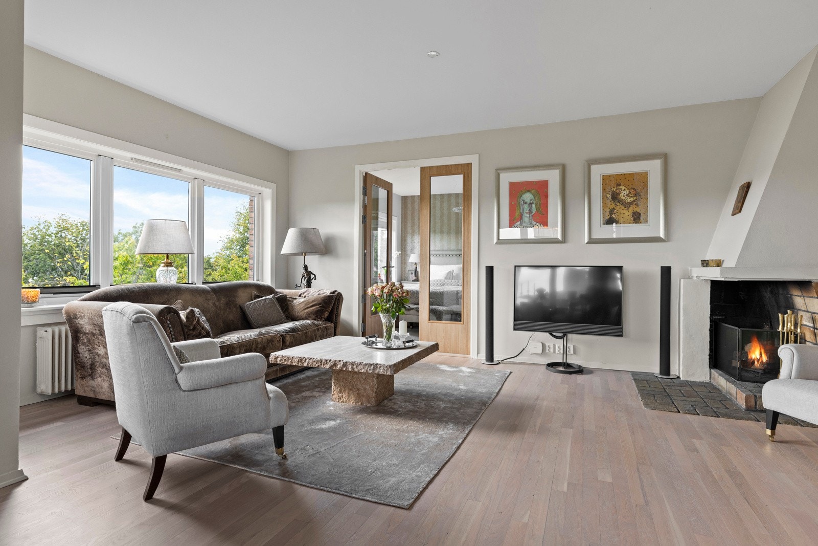 Her er det rikelig med plass til både en koselig sofagruppe og en stor spisegruppe - perfekt til både hverdagsliv og sosiale sammenkomster. Galleribilde