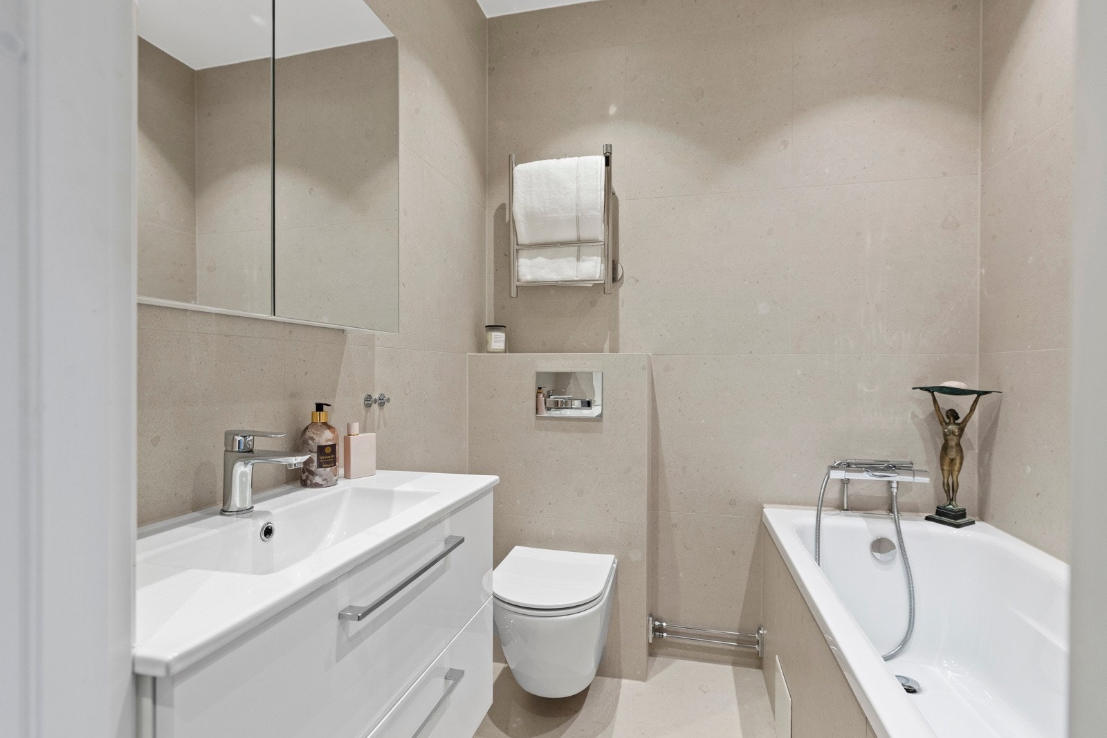 Boligen kan skilte med to flotte baderom som gir både komfort og fleksibilitet i hverdagen. Begge rommene fremstår delikate, med gjennomtenkte løsninger og tidløst materialvalg. Galleribilde