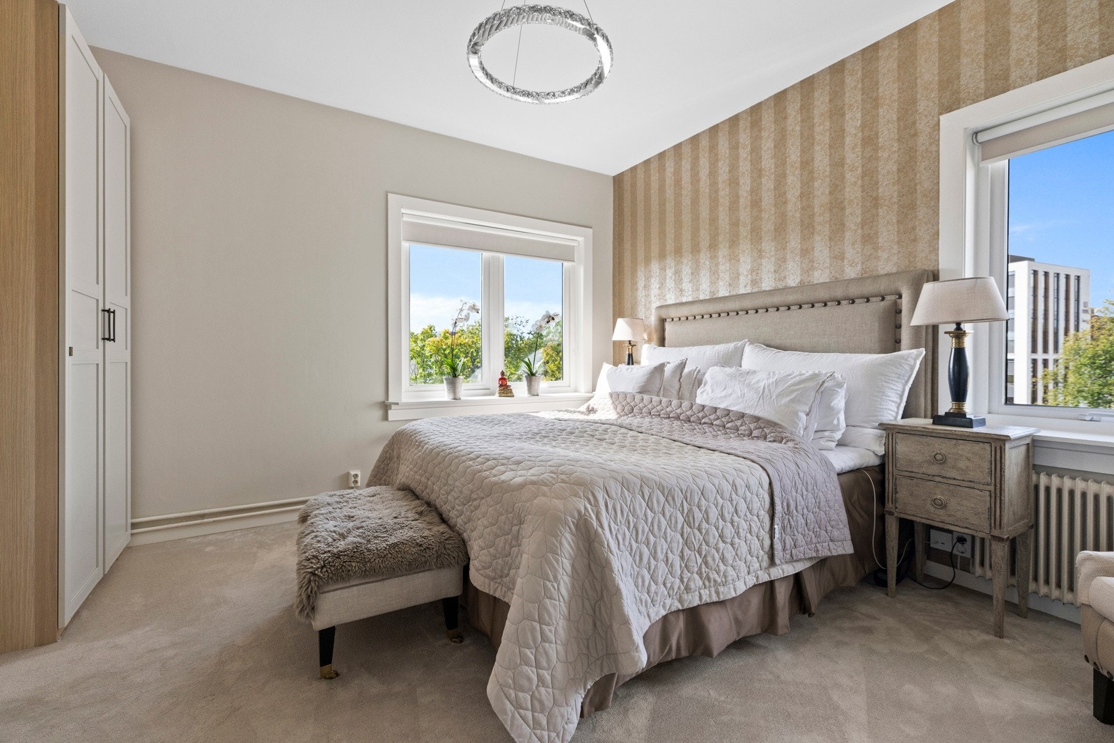 Hovedsoverommet har dekorvegg med tapet samt vegg til vegg tepper. Galleribilde