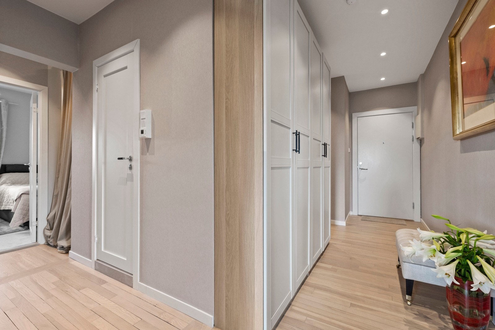 Leiligheten har en lys og innbydende entré! Her får du et stilrent førsteinntrykk med enstavs eikeparkett på gulv og malte vegger i tidløse farger. Den smarte garderobeløsningen gir god plass til yttertøy og sko. Galleribilde