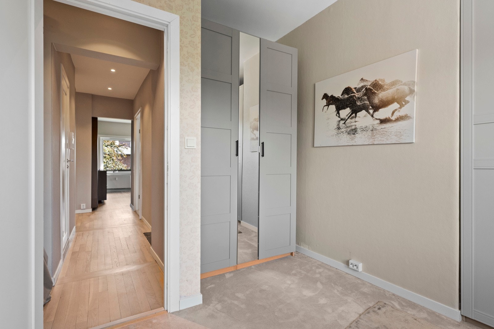 Soverommet har vegg til vegg teppe samt nymalte overflater. Galleribilde