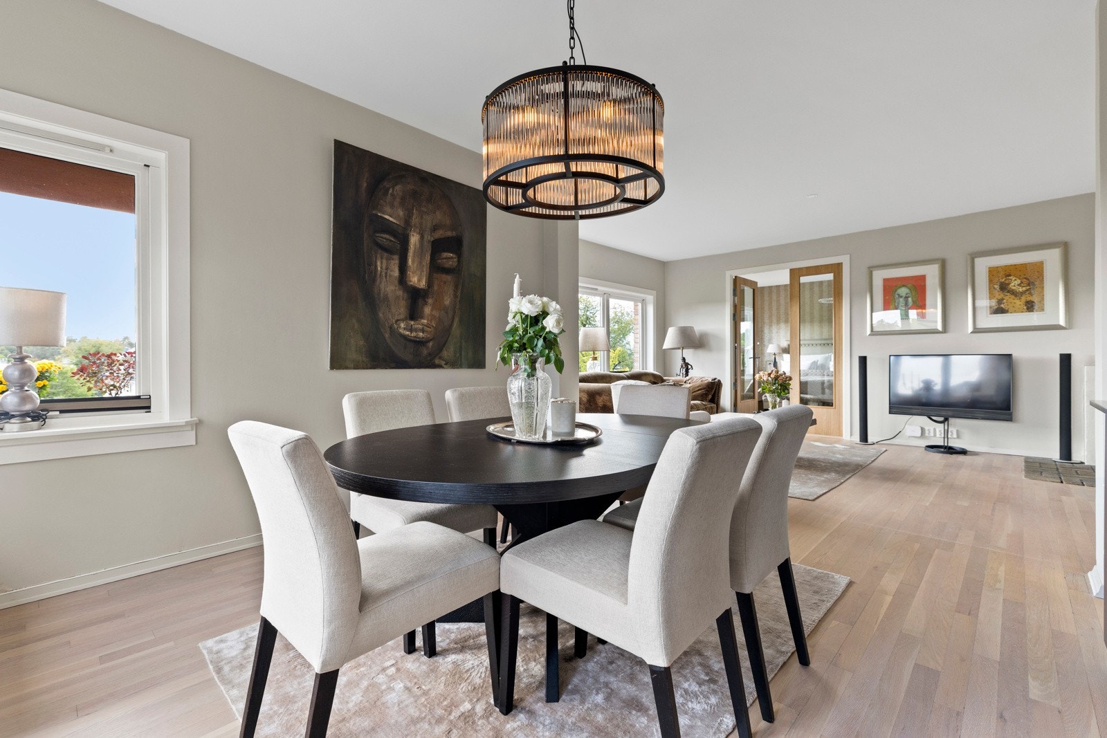 Leiligheten har enstavs eikeparkett i oppholdsrom. Gulvet er nyslipt og lakkert, og fremstår svært velholdt. Galleribilde