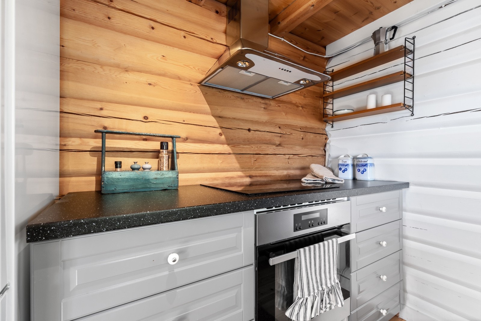 Kjøkkenet har integrerte hvitevarer, samt kjøl/fryseskap som medfølger. Galleribilde