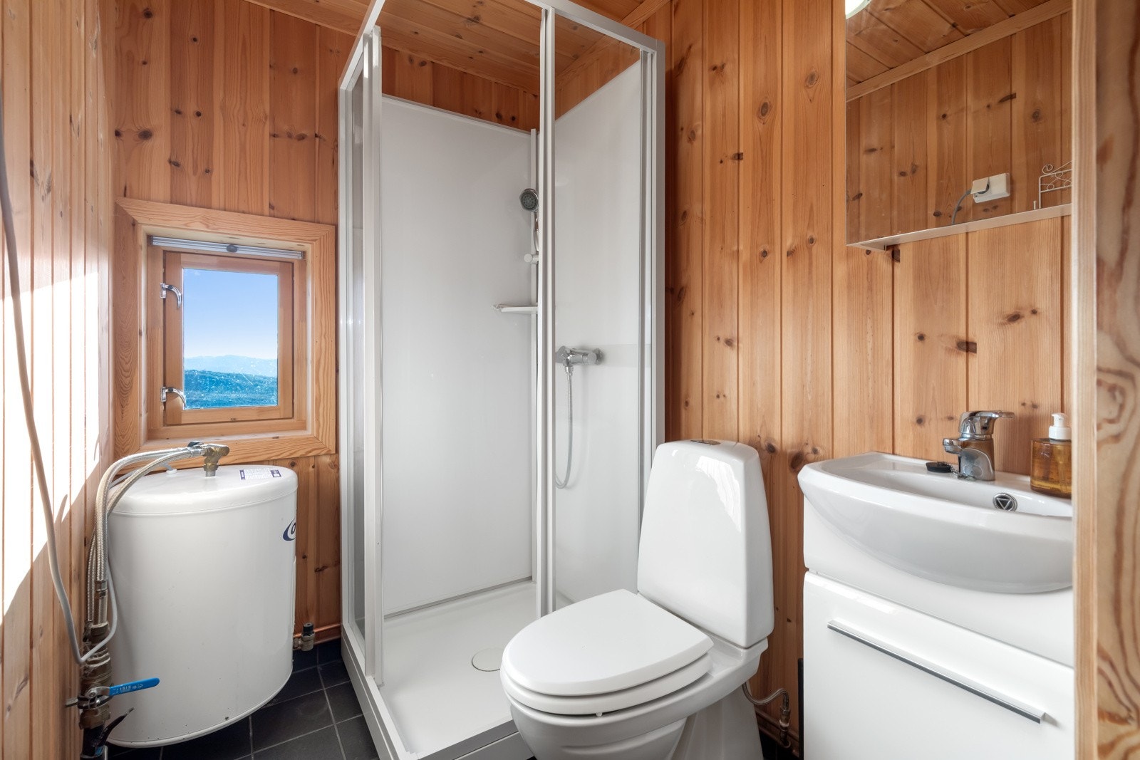 Fullverdig bad med toalett og dusjkabinett også i annekset. Galleribilde