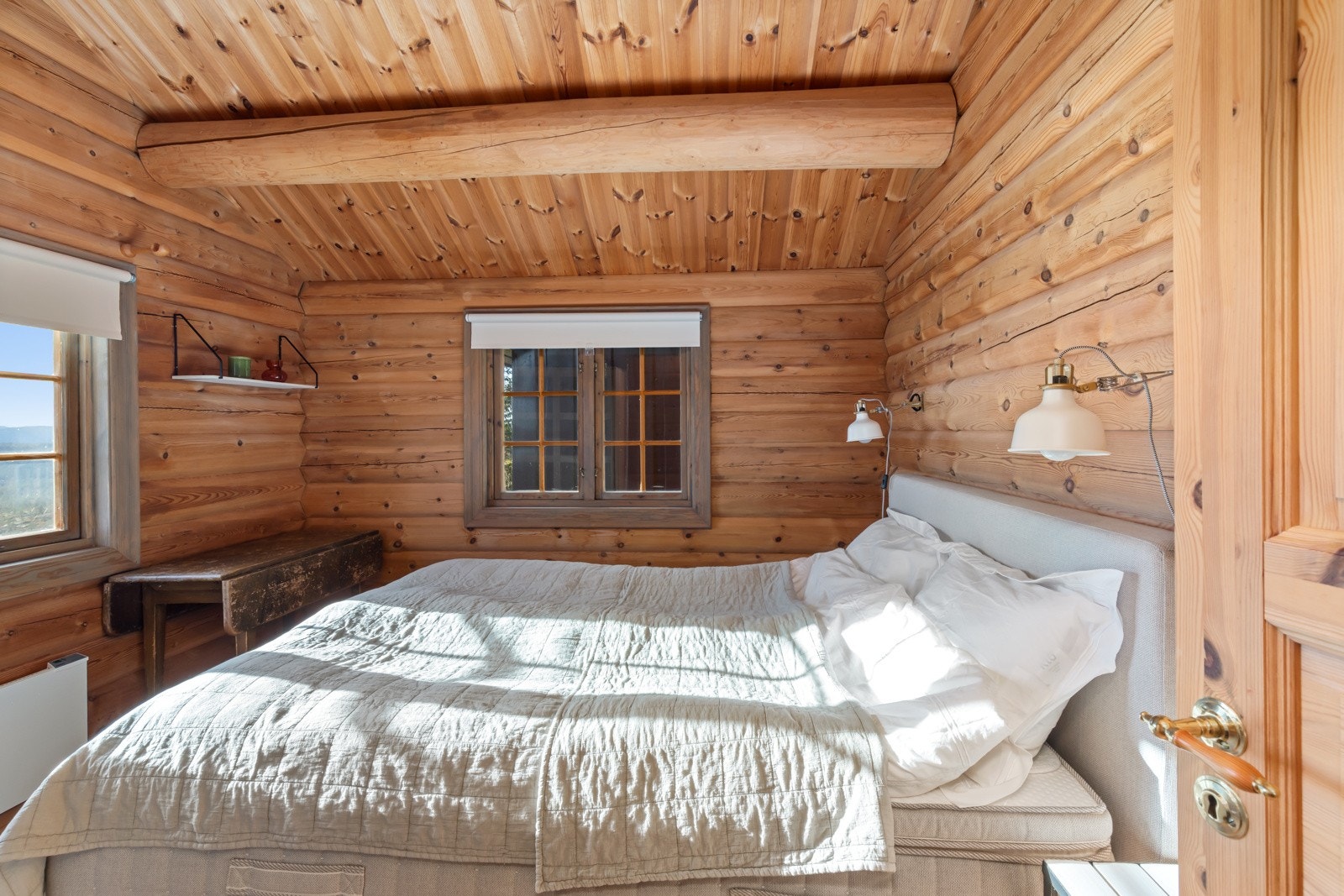 I hovedhytta er det 3 soverom, alle med god takhøyde og mulighet for familiekøyer for ekstra sengeplasser. Galleribilde