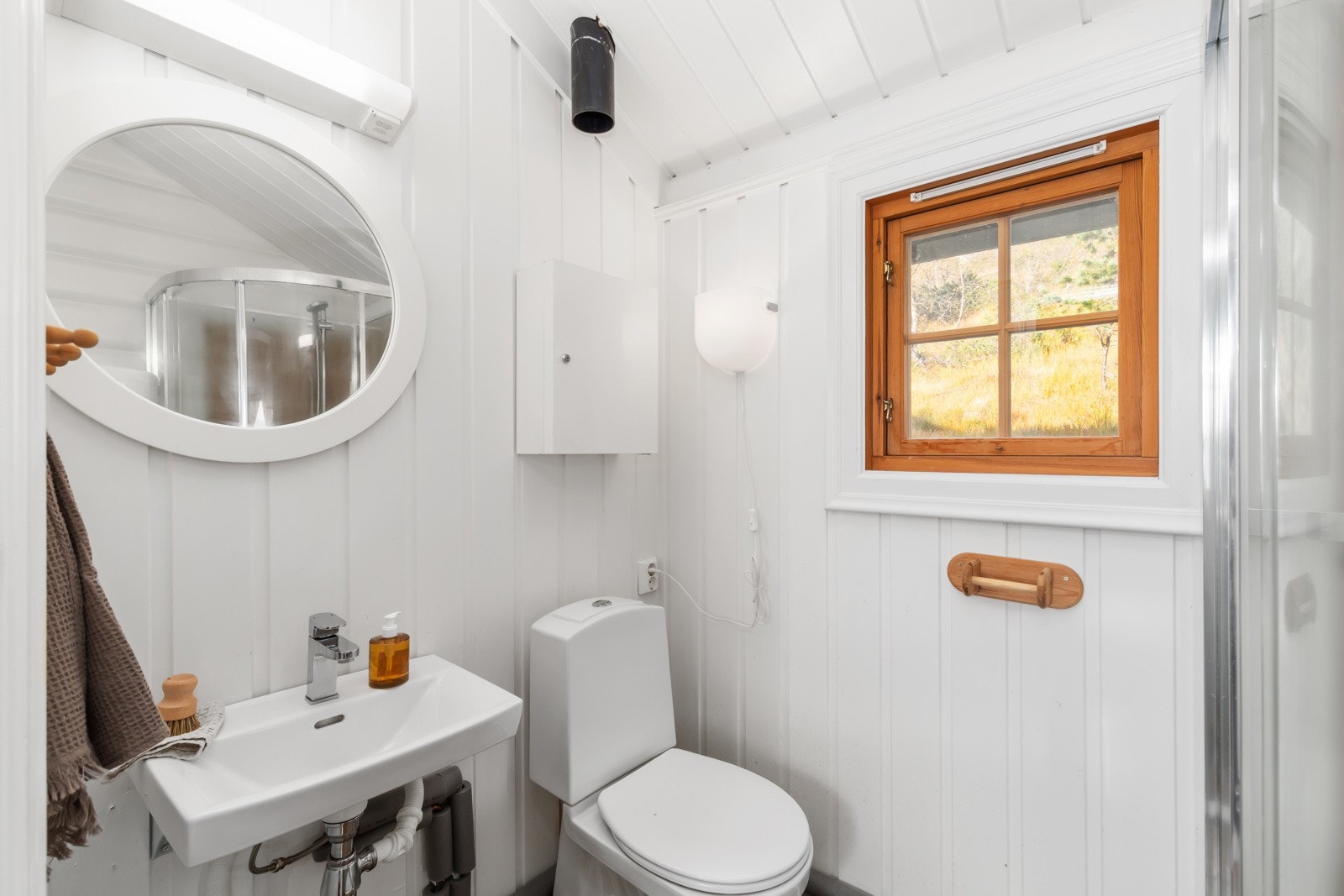 Badet i hytta er utstyrt med toalett, servant og dusjkabinett. Galleribilde