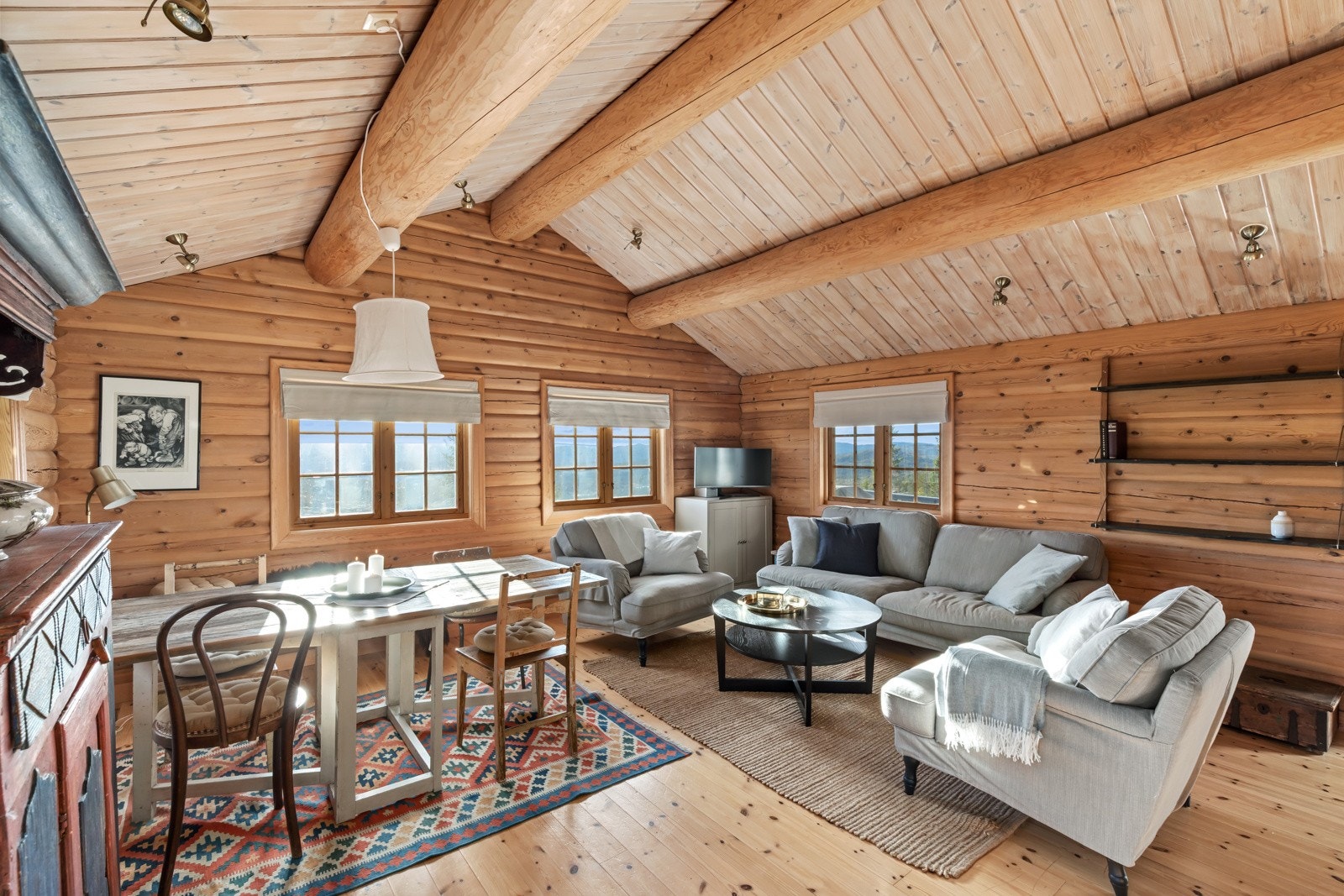 I stua er det plass til spisestue og salonggruppe. Galleribilde