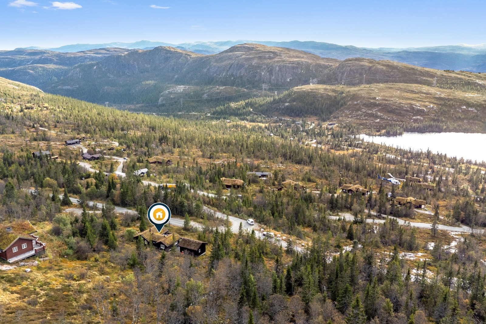 Fra eiendommen får man en storslagen panoramautsikt over fjell, daler og tjern fra 987 meters høyde. Galleribilde