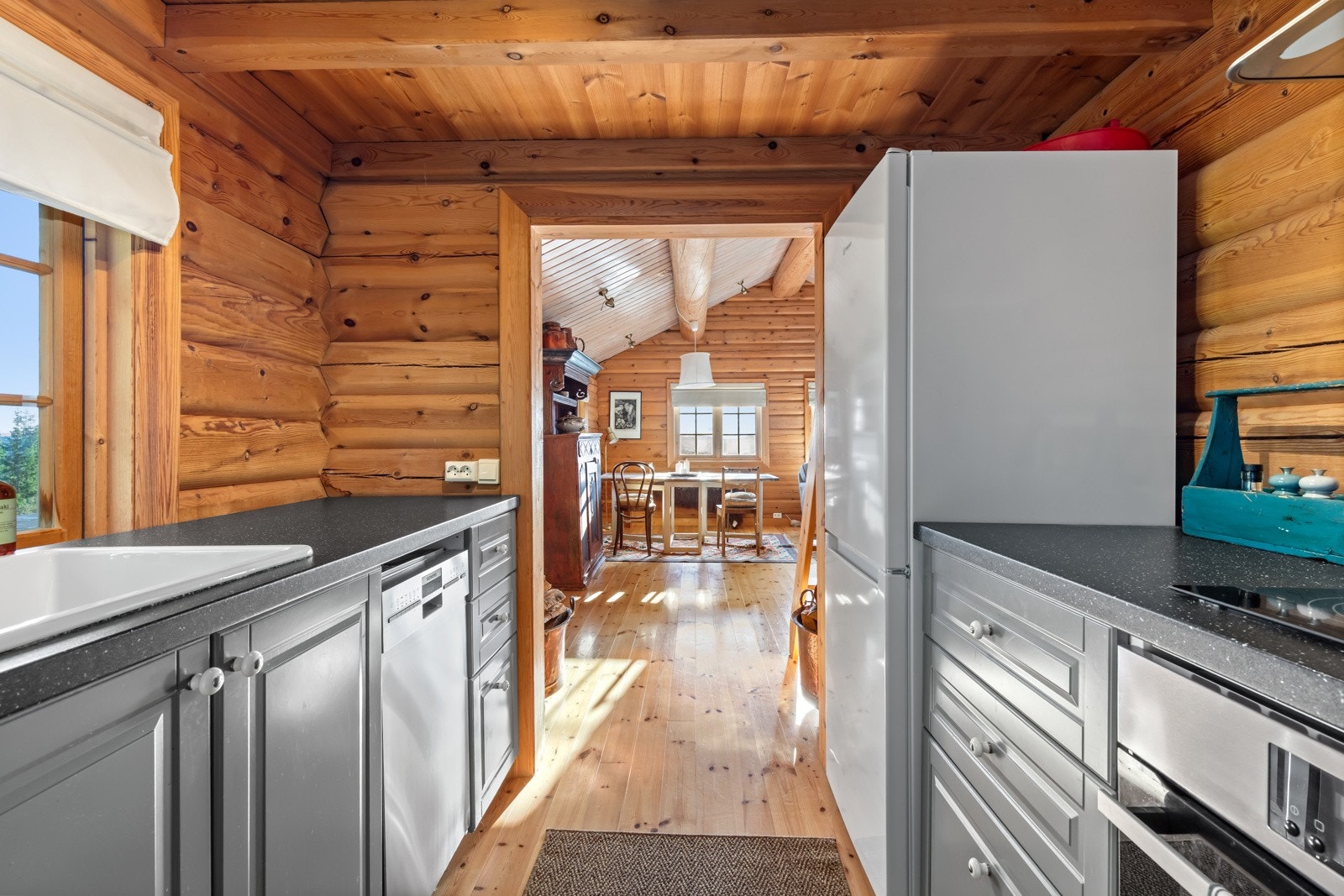 Hytta har fint lysinnslipp gjennom vinduene. Galleribilde