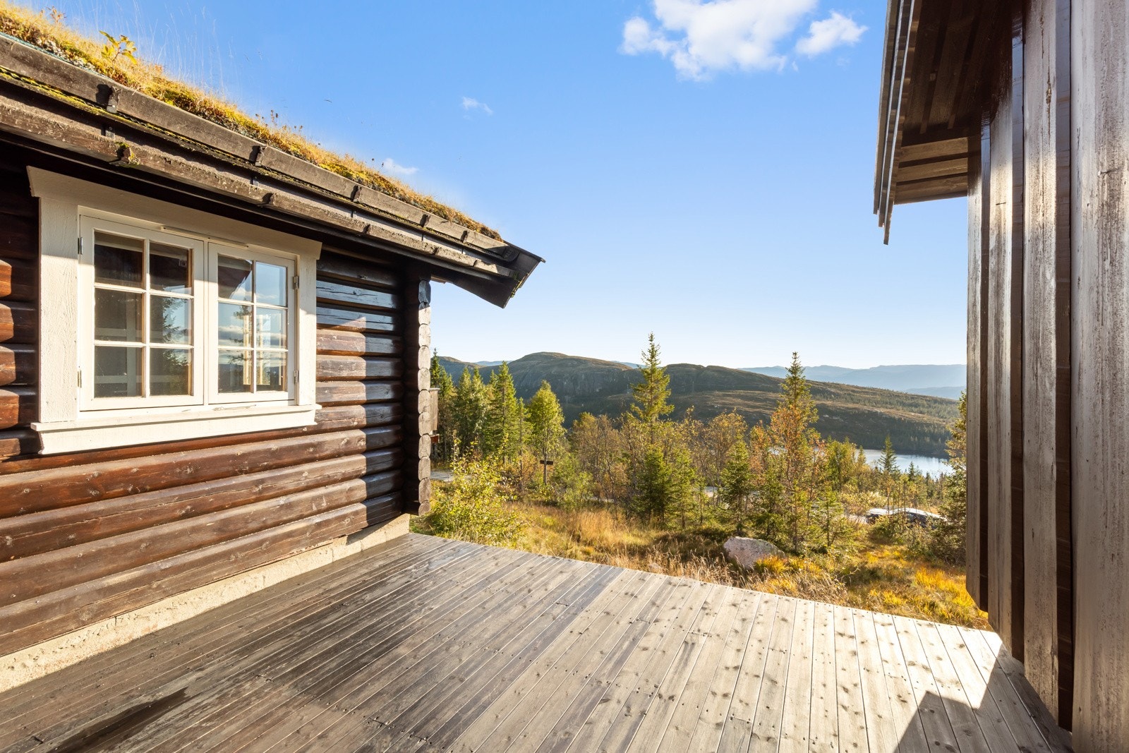 Flott utsikt ned mot Damtjern, ett av flere gode fiskevann i nærområdet. Galleribilde