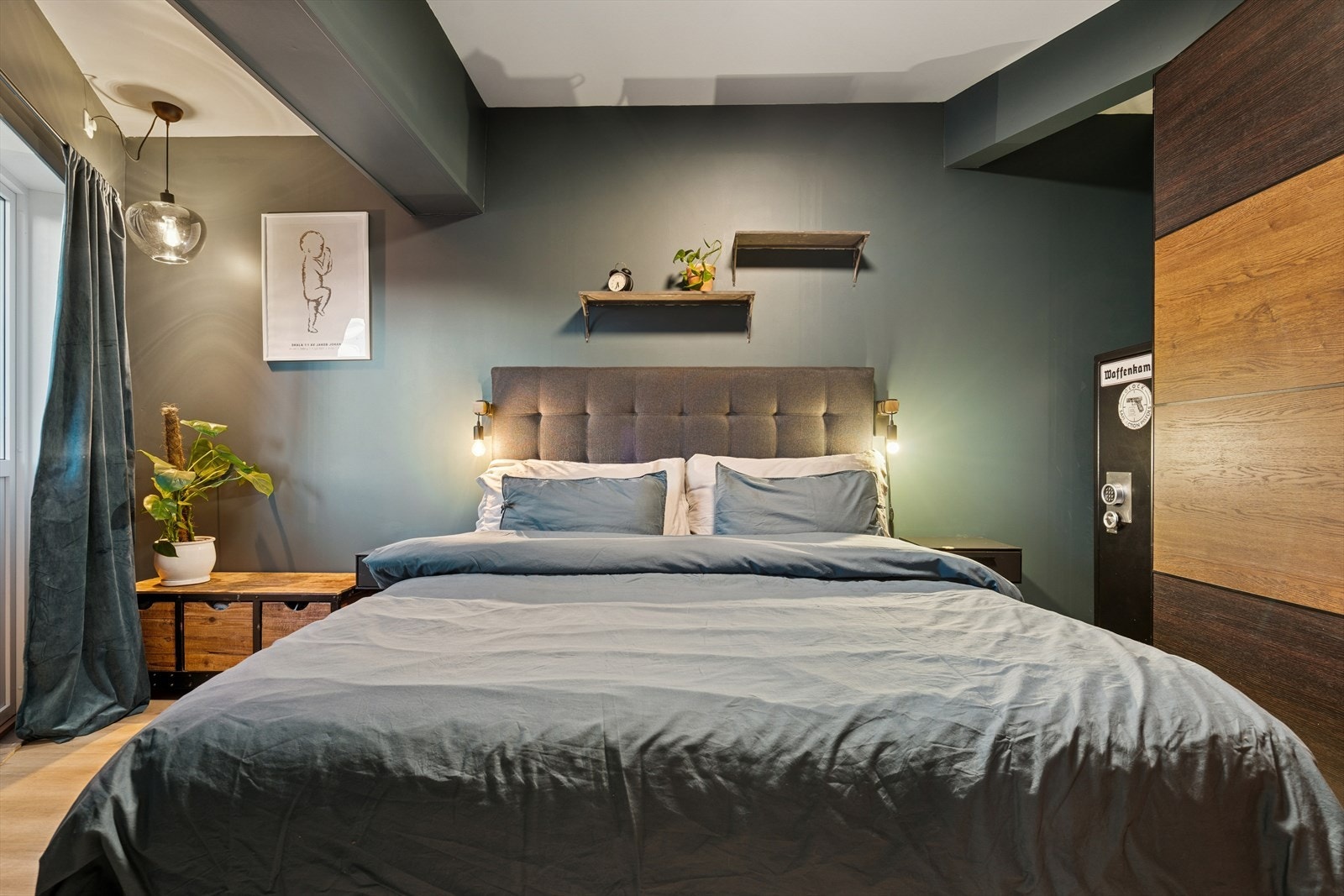 Soverom I - Det er god plass til dobbeltseng med tilhørende nattbord på begge sider og rommet er utstyrt med garderobeskap Galleribilde