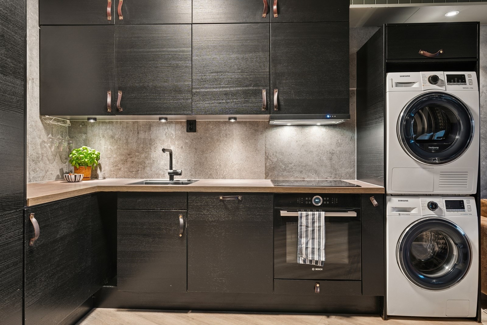 De integrerte hvitevarene medfølger og består av stekeovn, koketopp, oppvaskmaskin og kjøleskap - Videre er det plass for vaskemaskin og tørketrommel på kjøkkenet (medfølger ikke) Galleribilde