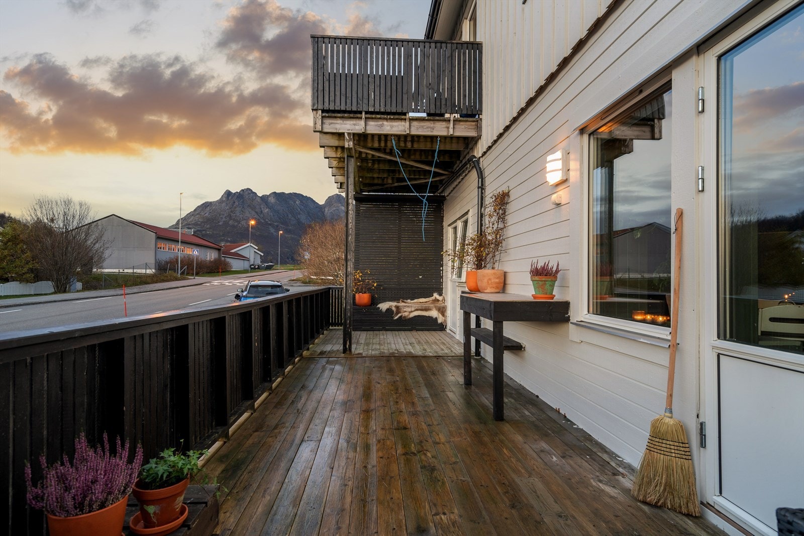 Det er god plass til utemøblement og deler av terrassen er overbygget av balkongen over Galleribilde