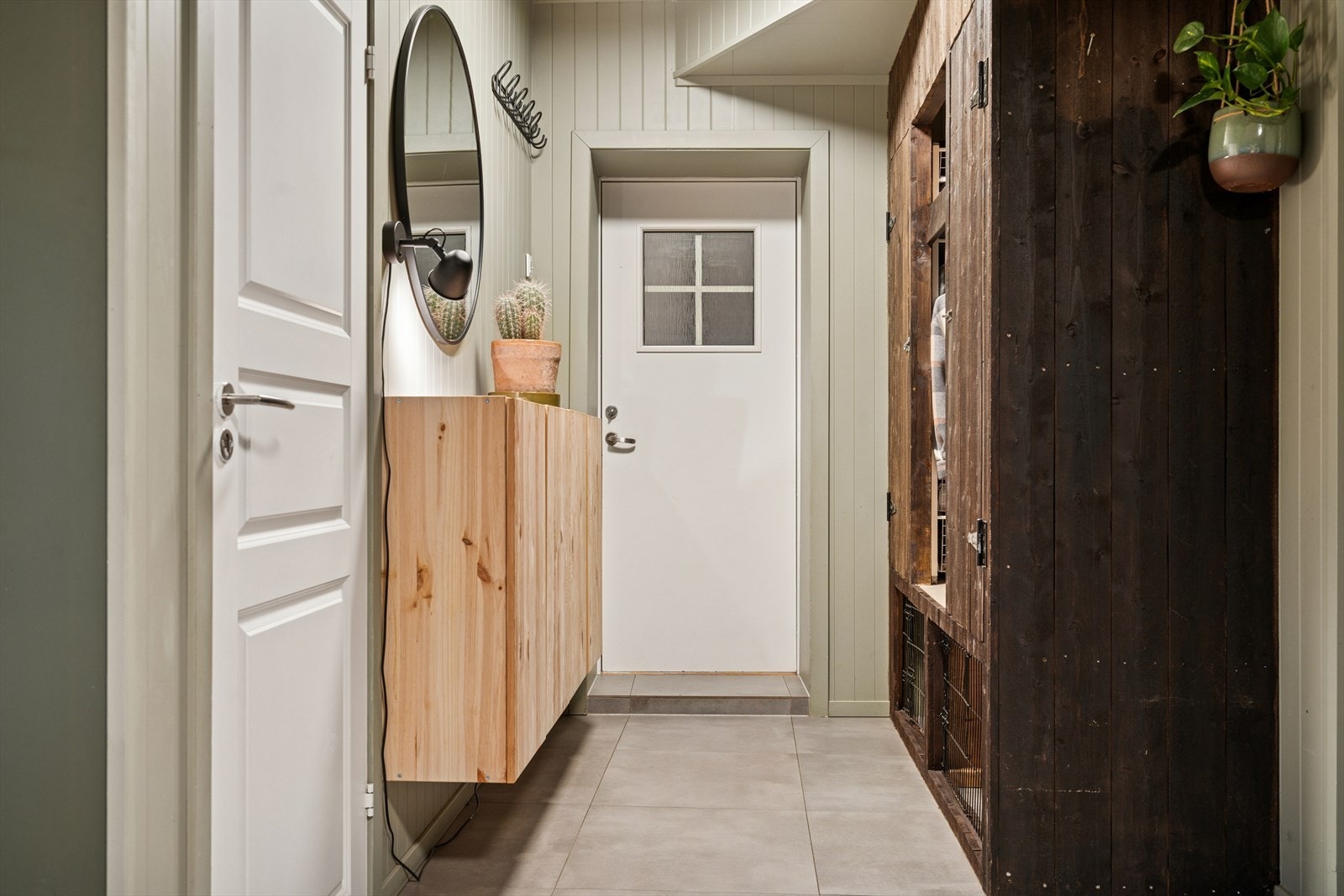 Du ønskes velkommen inn i en hyggelig flislagt entrè utstyrt med et praktisk garderobeskap Galleribilde