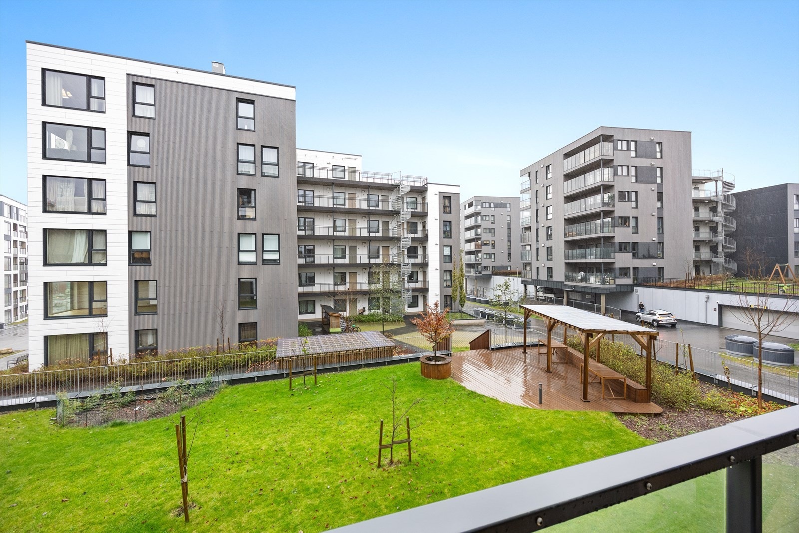 Fra leiligheten har man utsyn over de grønne og velholdte fellesområdene. Galleribilde