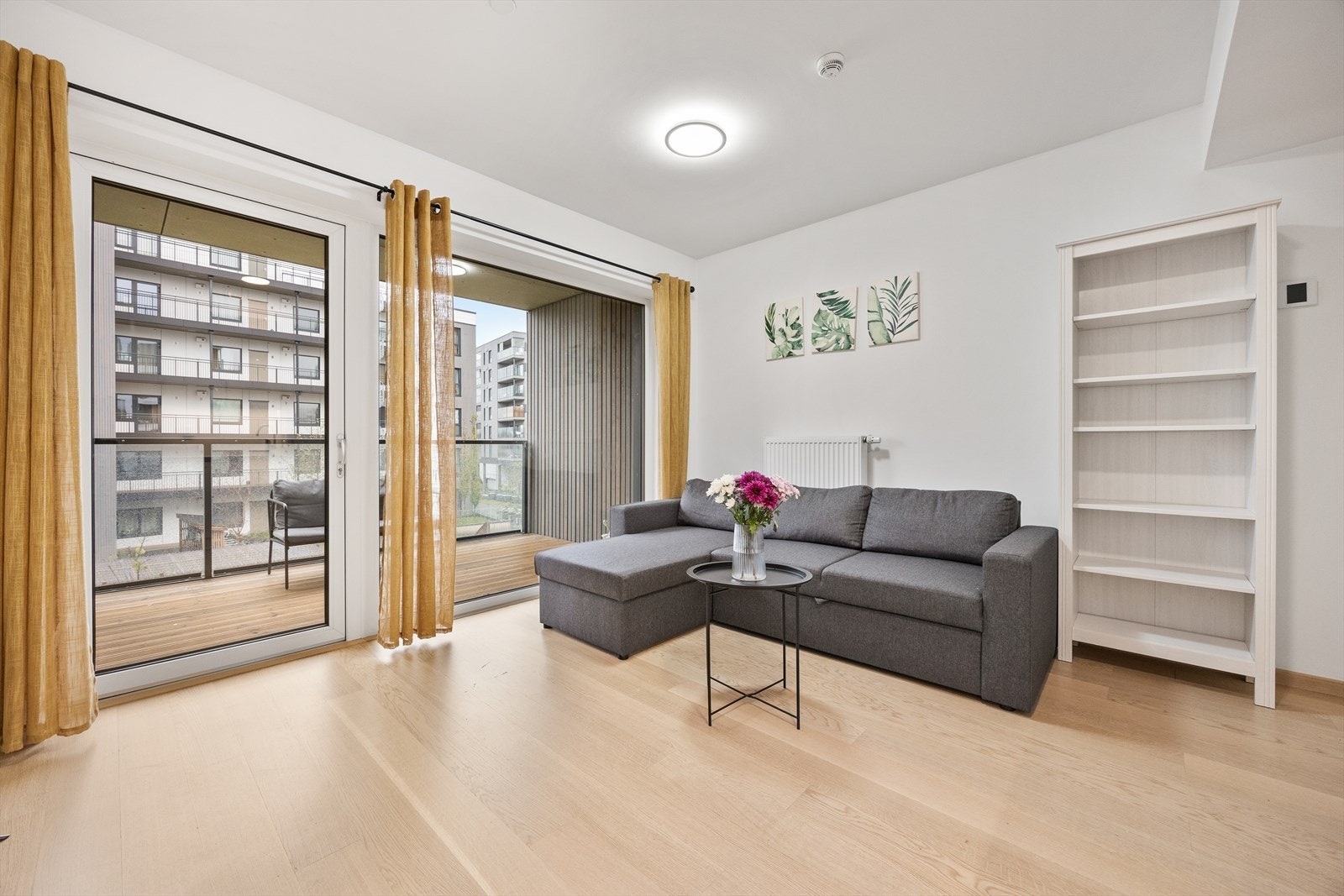 Oppvarming skjer via radiatorer tilknyttet sentralvarmeanlegg. Galleribilde