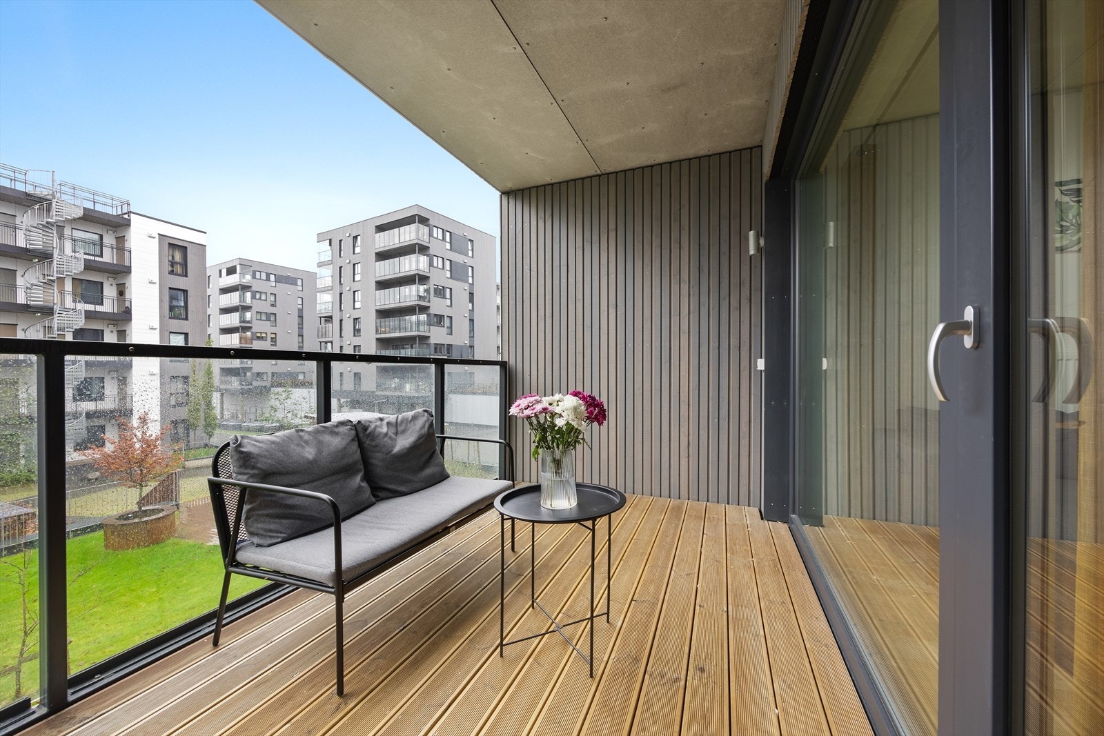 Leiligheten har en herlig balkong og disponerer en parkeringsplass i felles garasje. Galleribilde