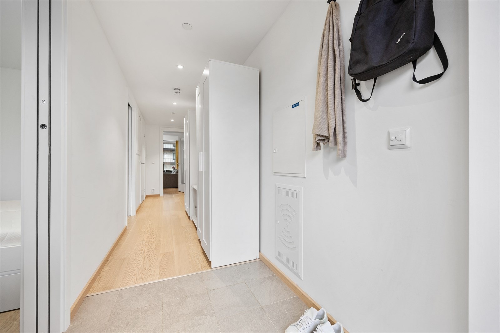 Her er det god plass til oppbevaringsmøbel. Skapene kan også fint plasseres på soverom. Galleribilde