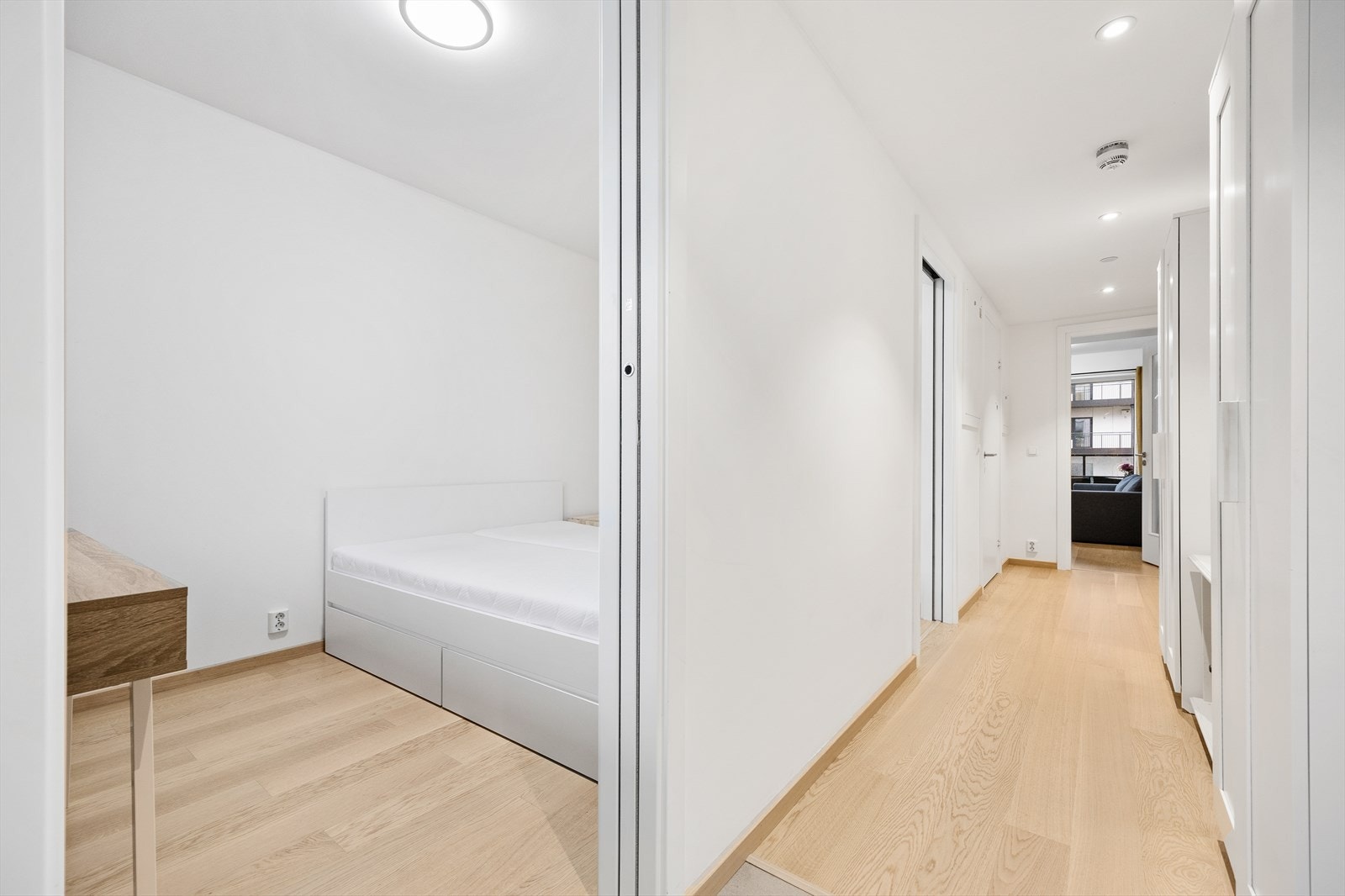 Videre fra gangen kommer man inn til et romslig soverom. Galleribilde